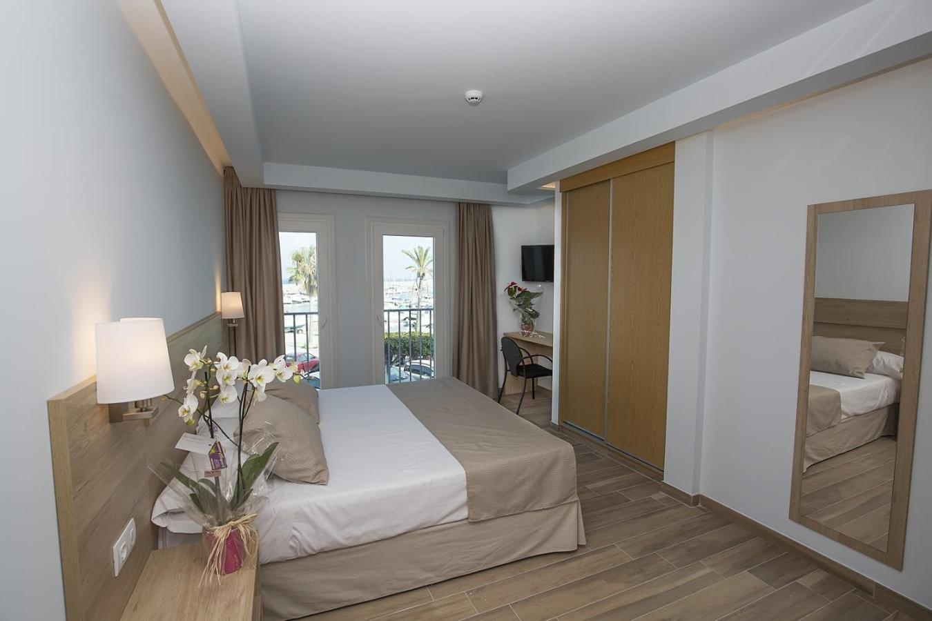 Deluxe Double or Twin Room with Sea View - Photo 1