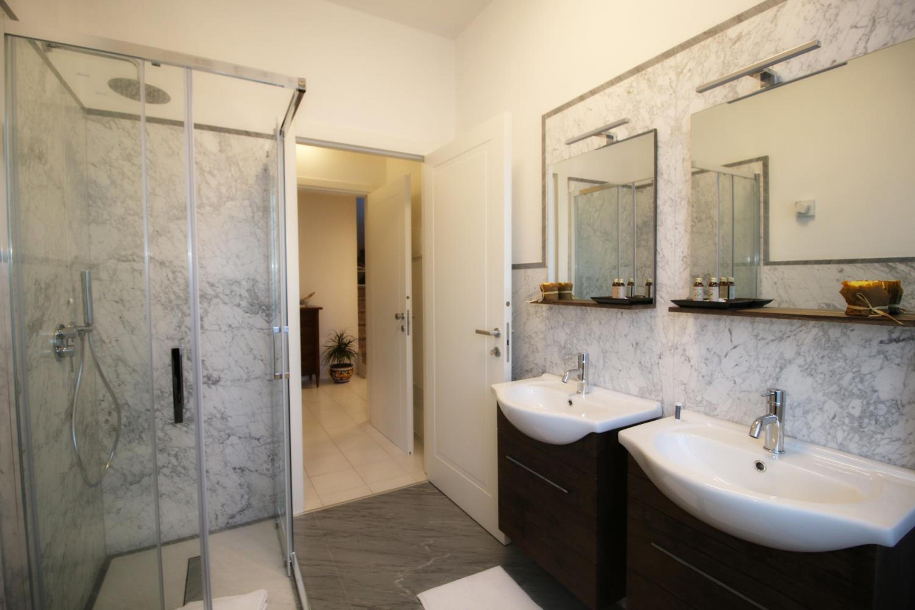 Deluxe Double or Twin Room with Balcony - Photo 2