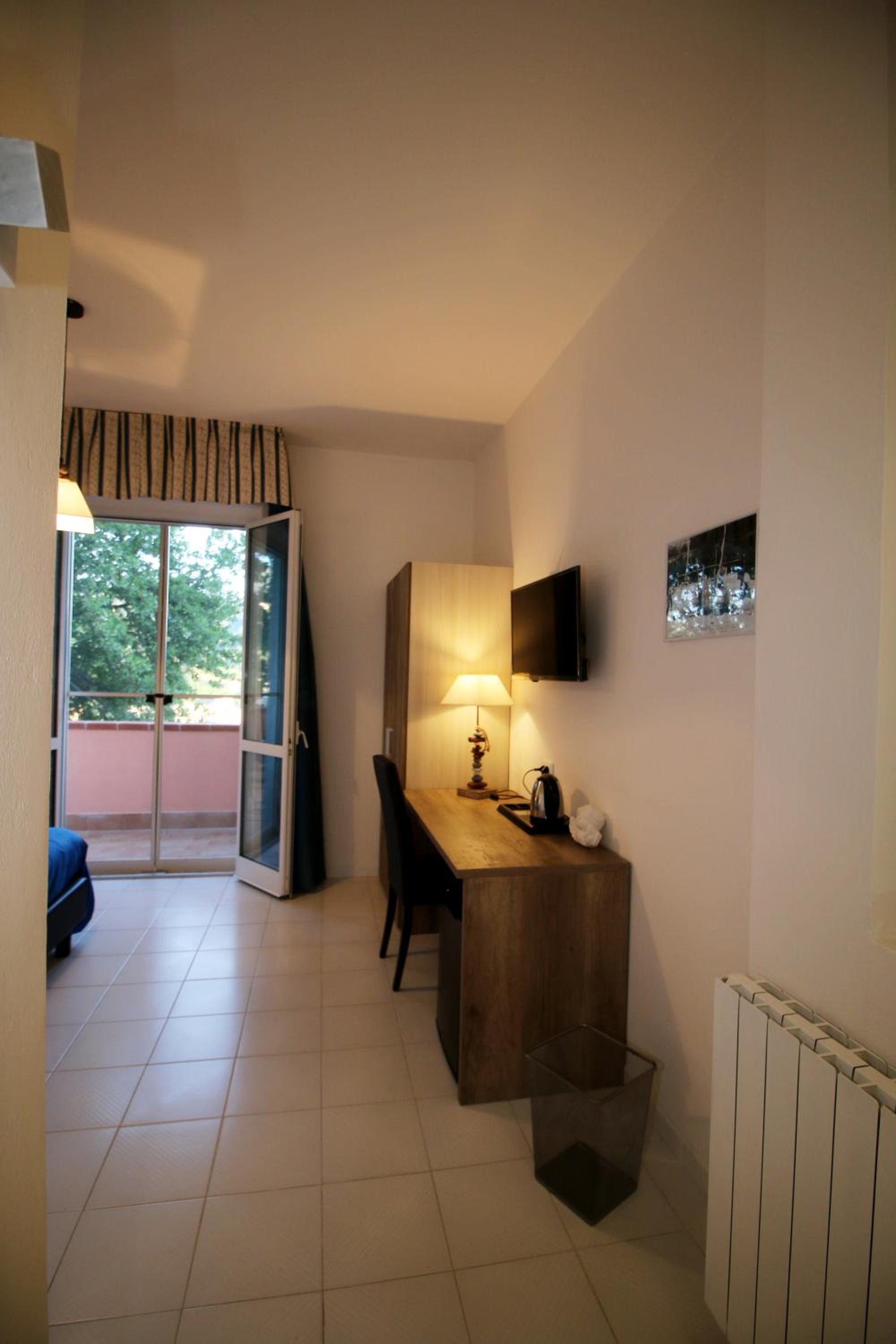 Deluxe Double or Twin Room with Balcony - Photo 7