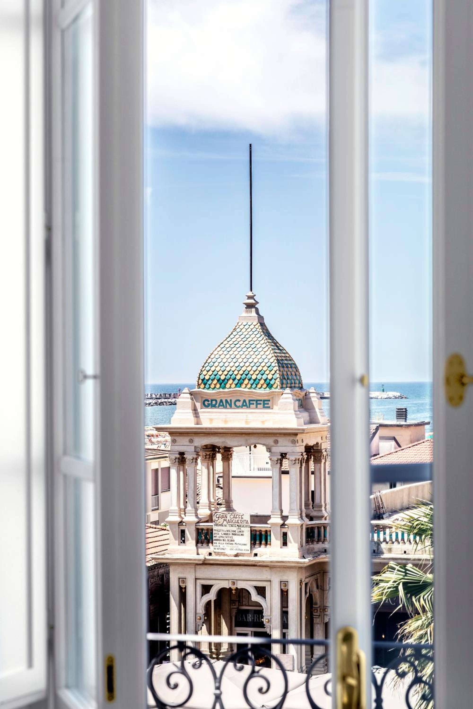 Superior Suite with Sea View - Photo 9