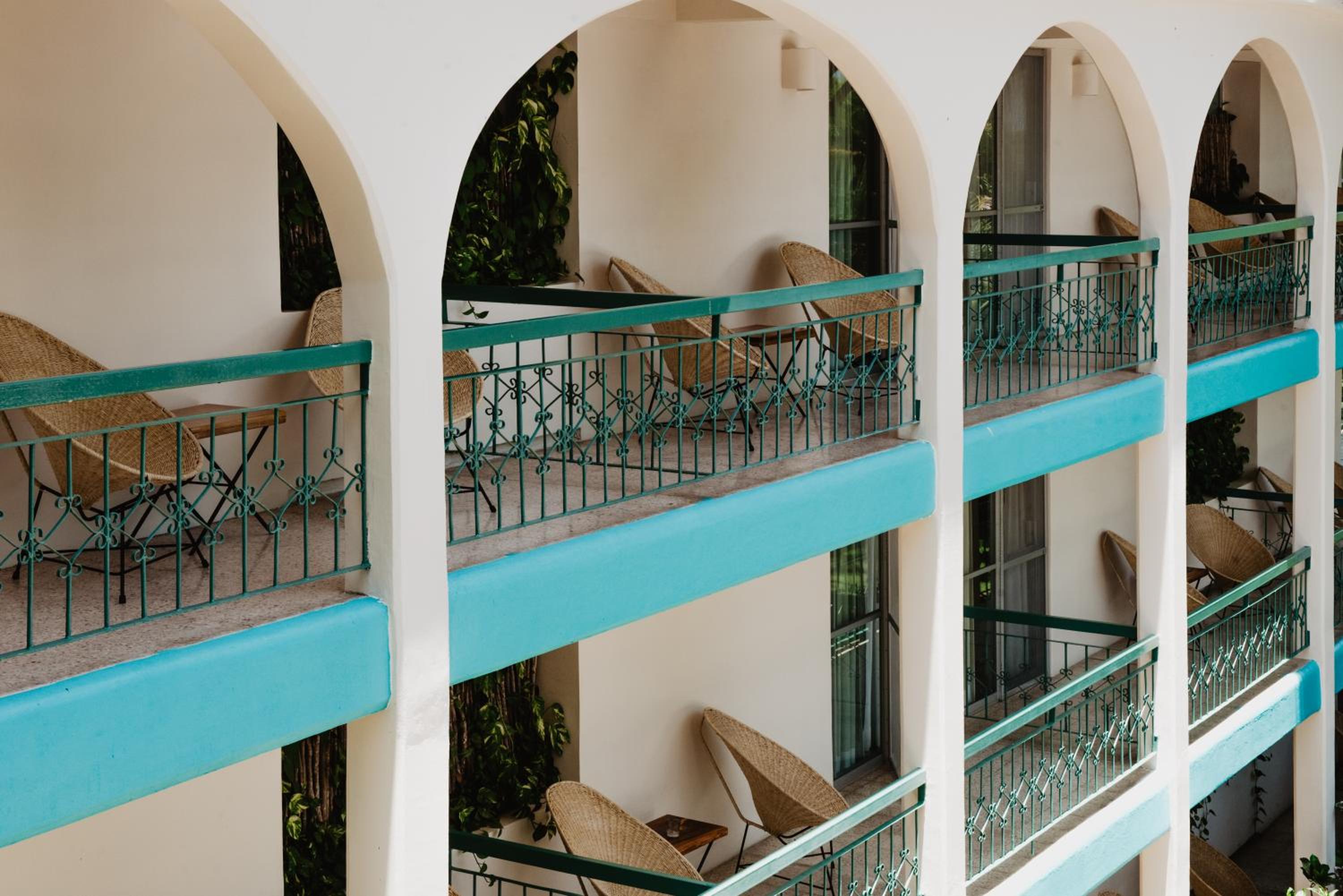 Double Room with Balcony and Pool View - Photo 9