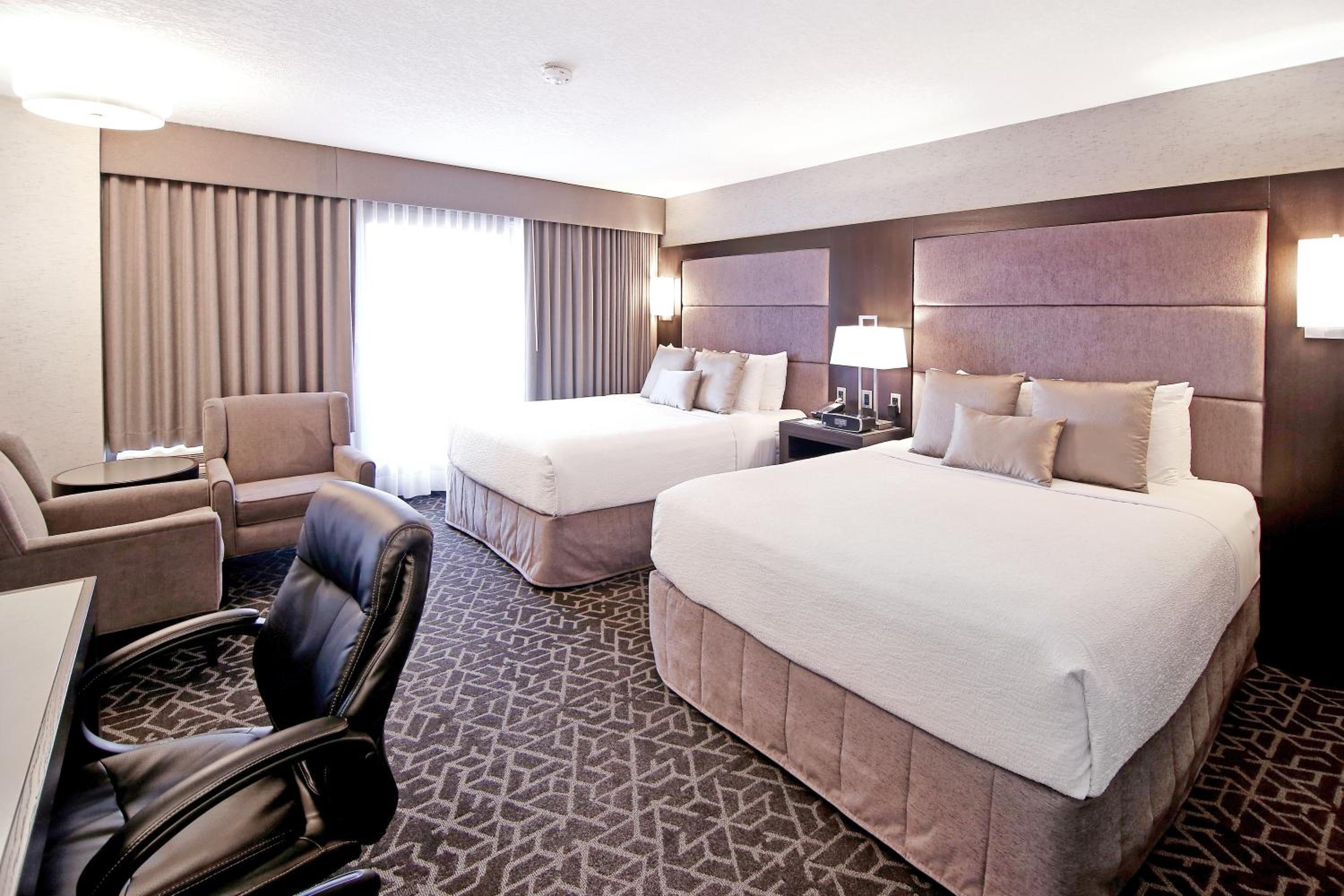 Queen Room with Two Queen Beds - Non-Smoking - Photo 10