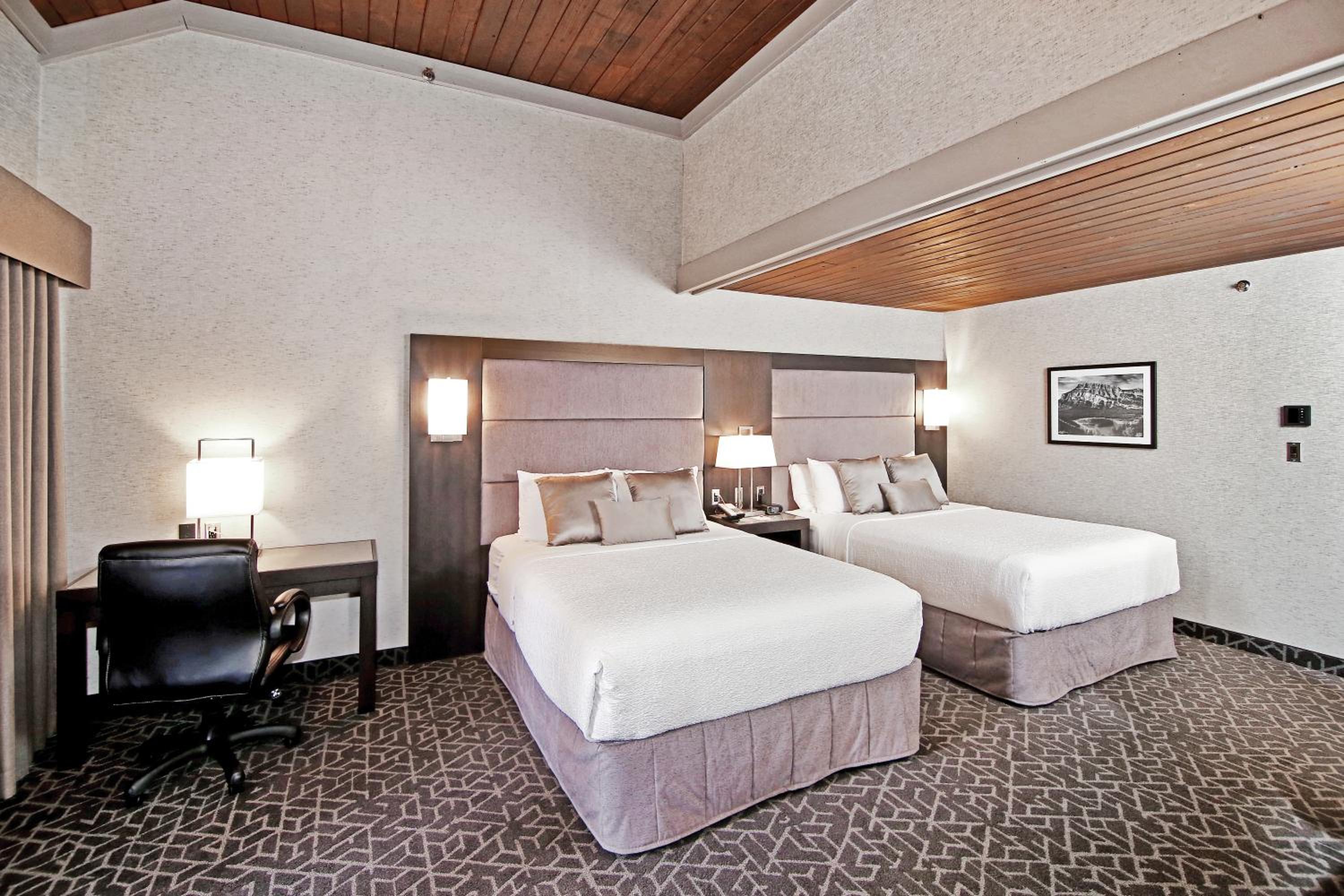 Queen Room with Two Queen Beds - Non-Smoking - Photo 11