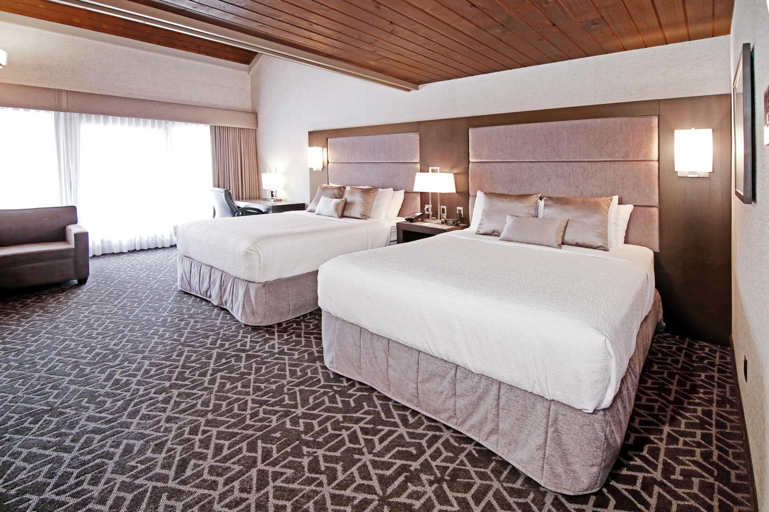 Queen Room with Two Queen Beds - Non-Smoking - Photo 12