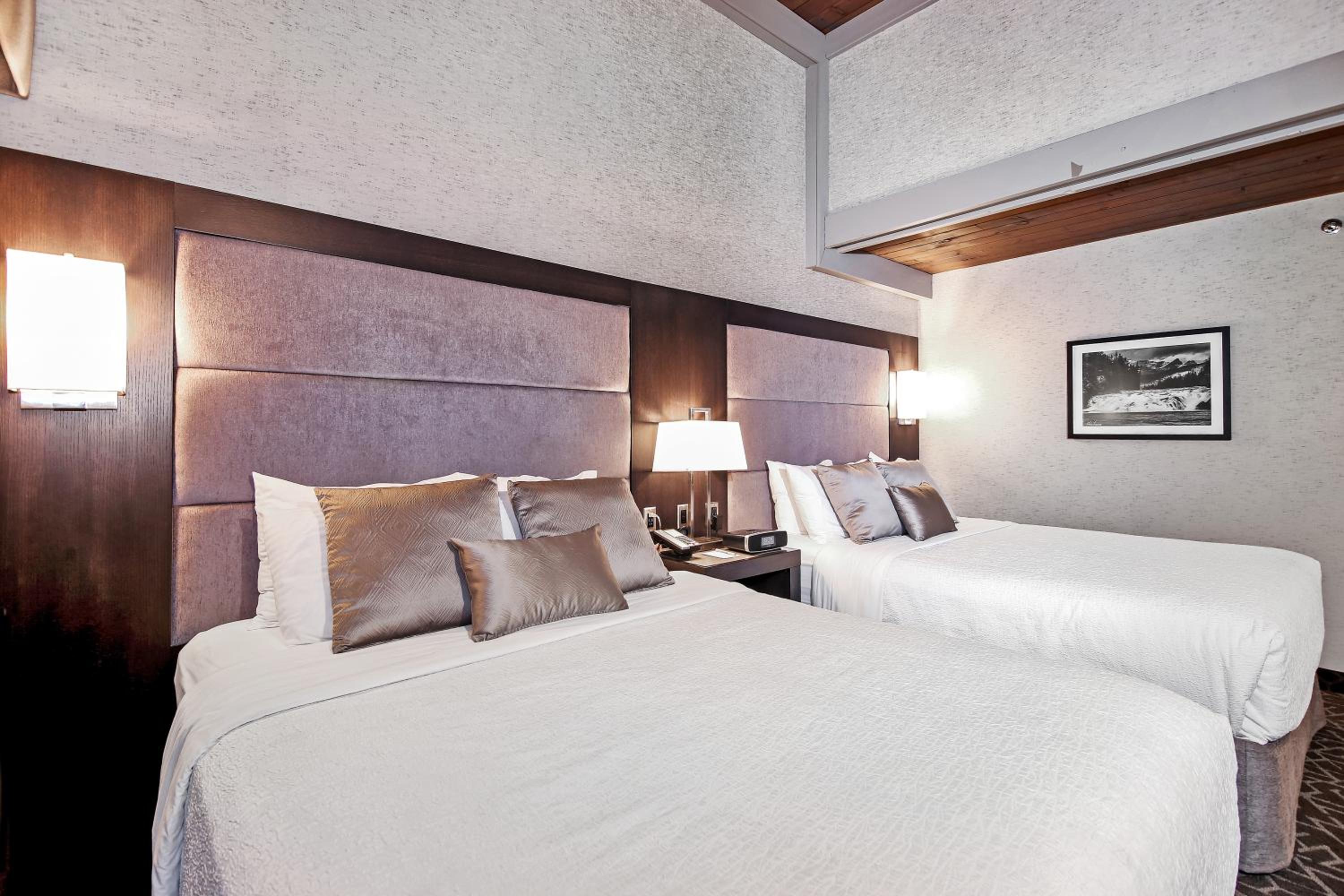 Queen Room with Two Queen Beds - Non-Smoking - Photo 9