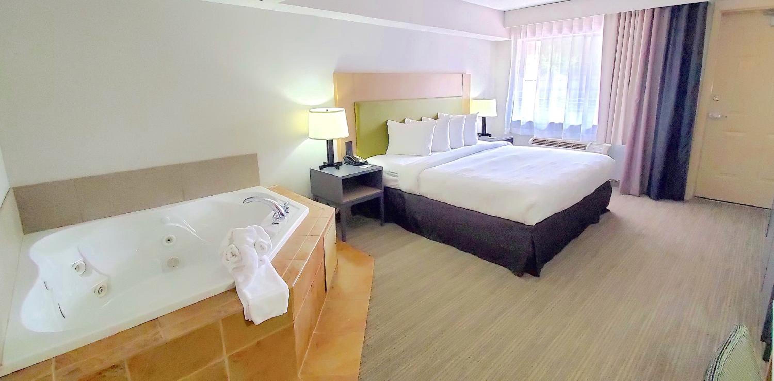 King Room with Whirlpool and Balcony - Photo 3