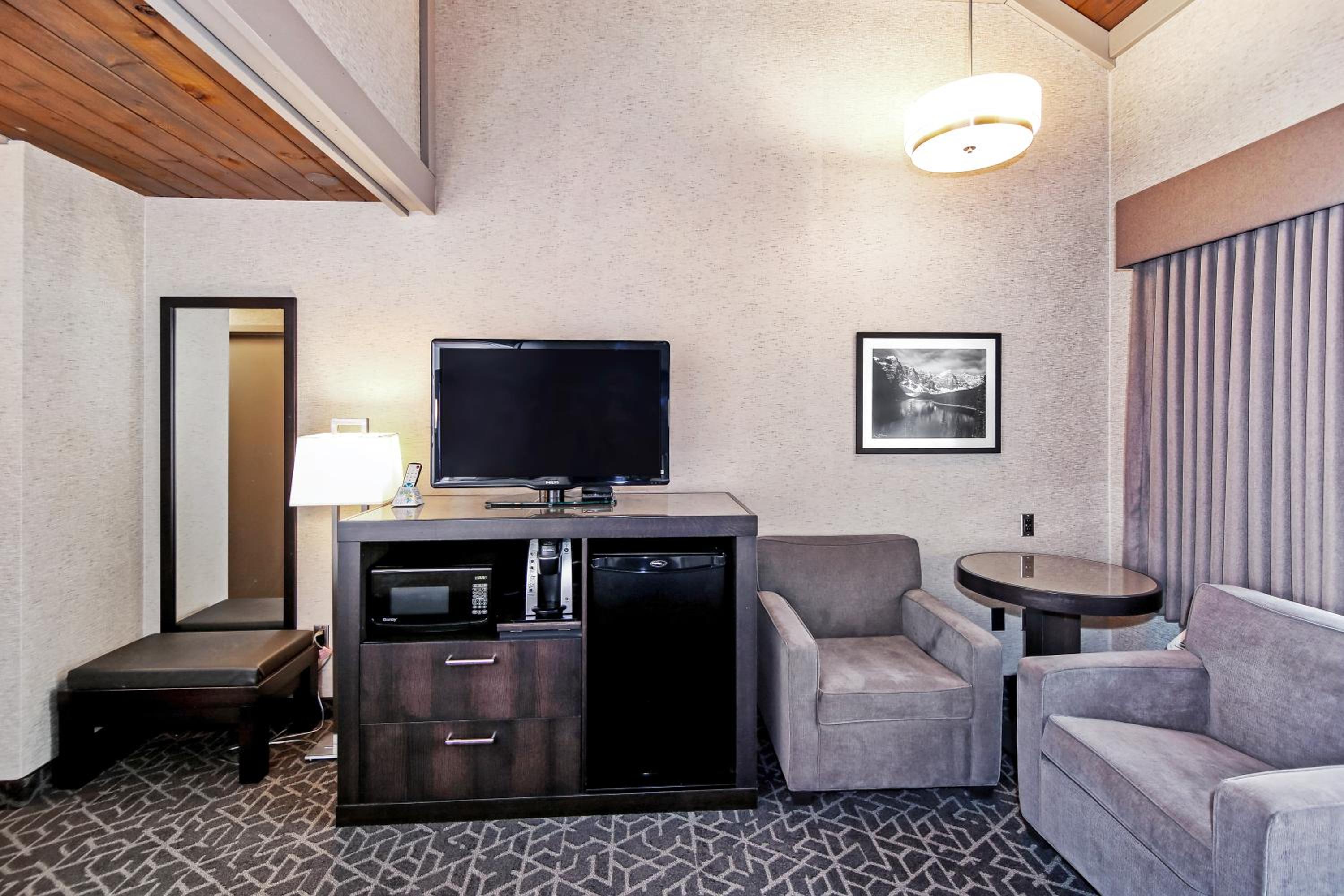 Queen Room with Two Queen Beds - Non-Smoking - Photo 8