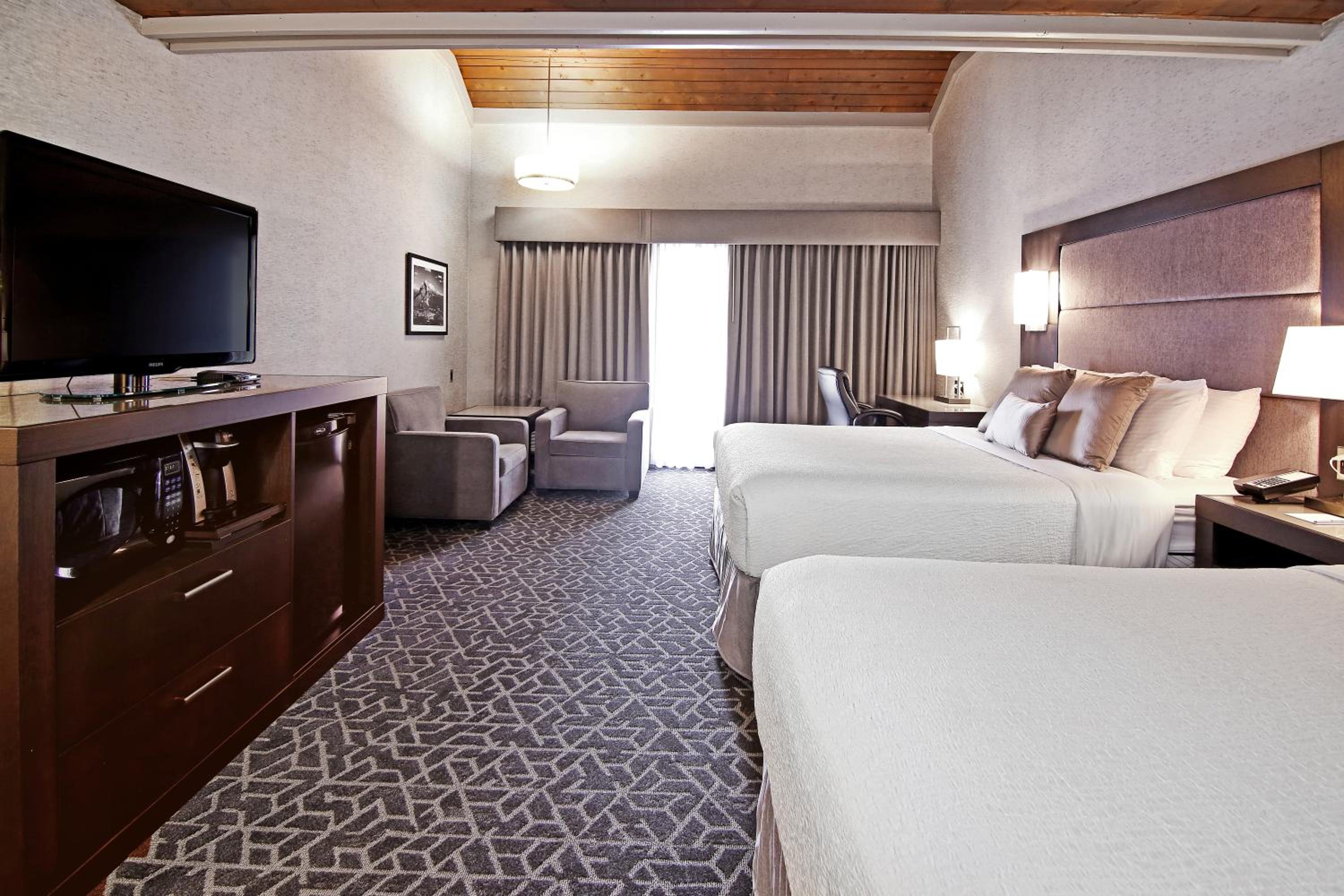 Queen Room with Two Queen Beds - Non-Smoking - Photo 6