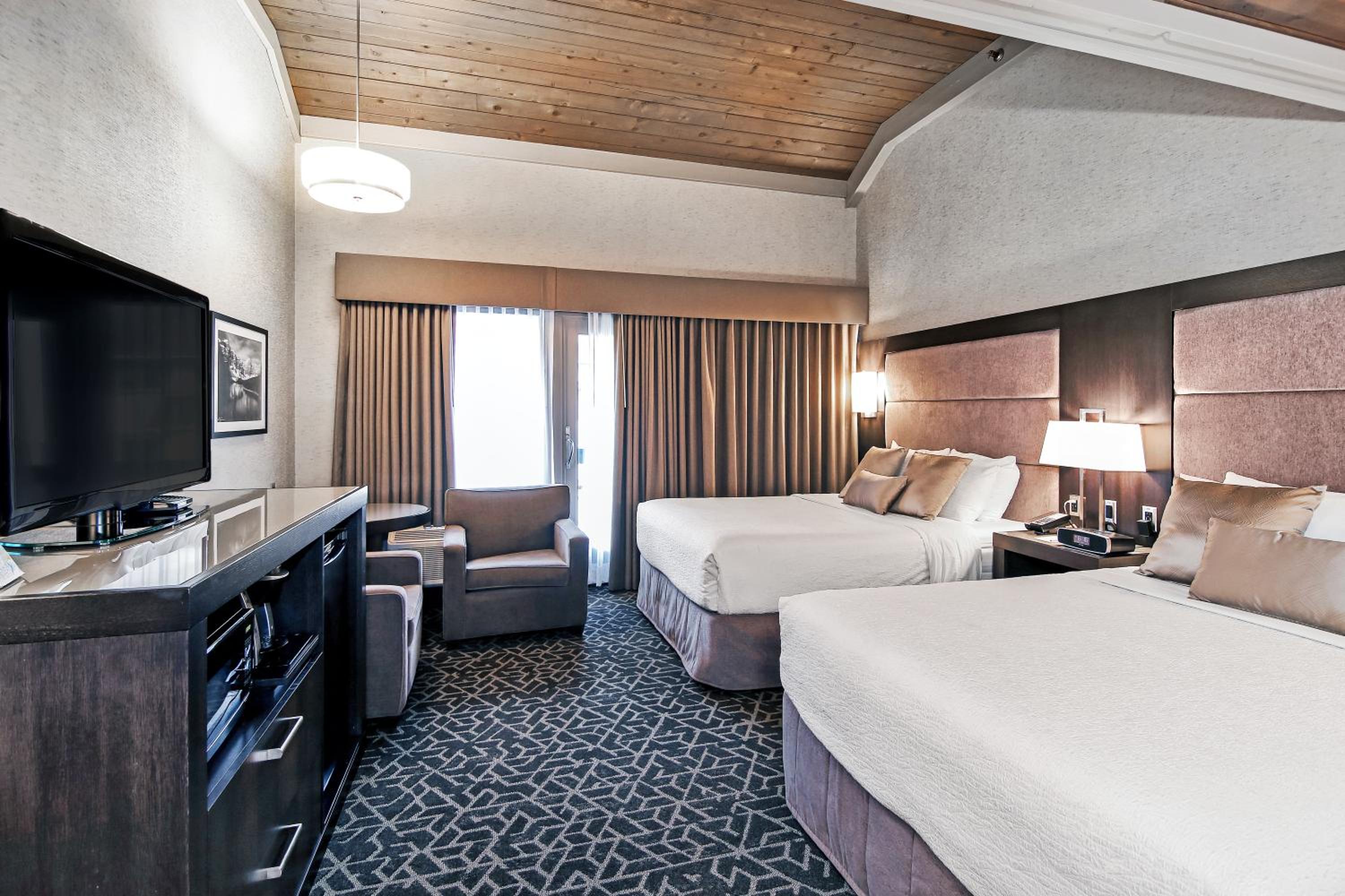 Queen Room with Two Queen Beds - Non-Smoking - Photo 5