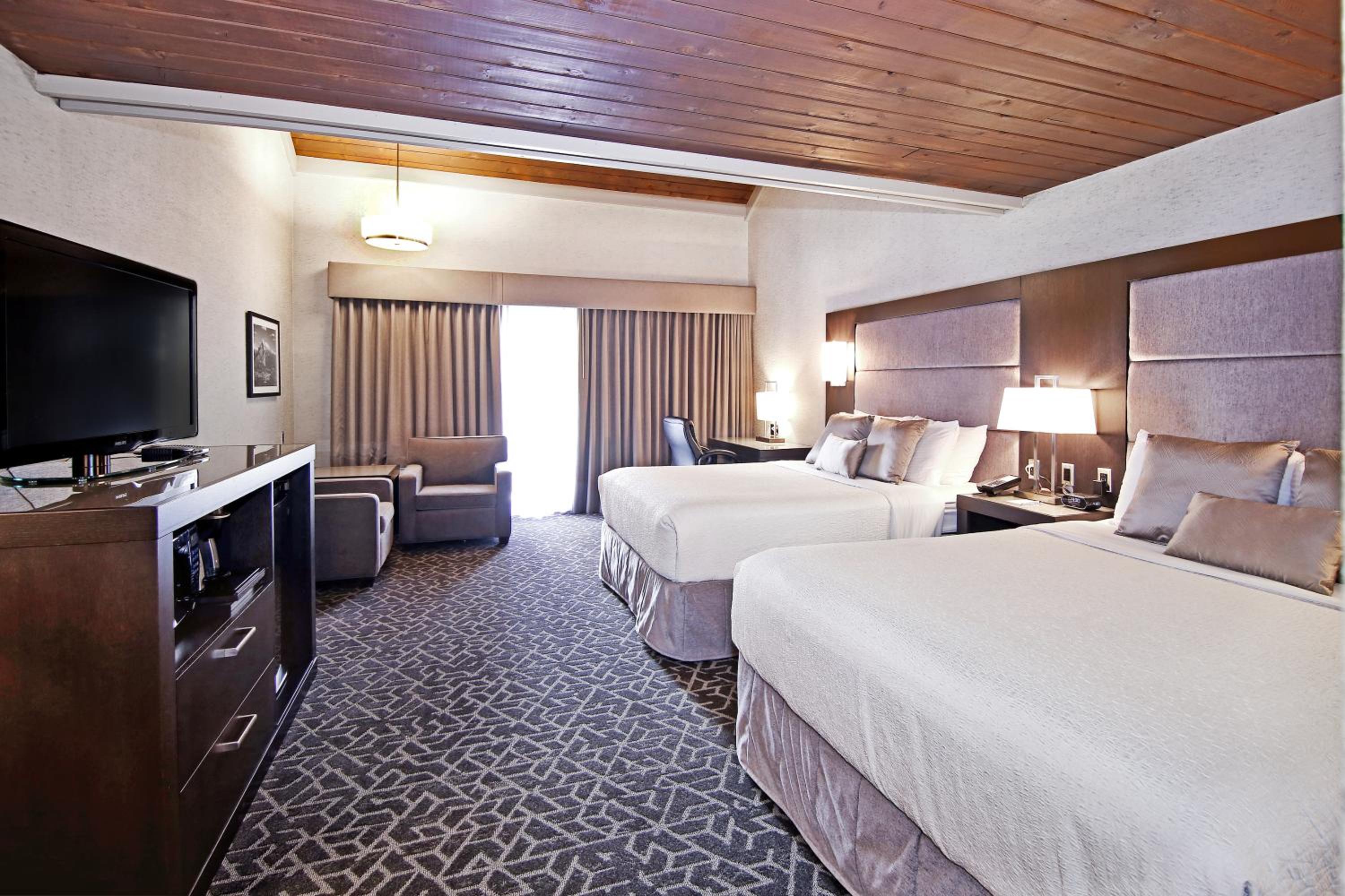 Queen Room with Two Queen Beds - Non-Smoking - Photo 3