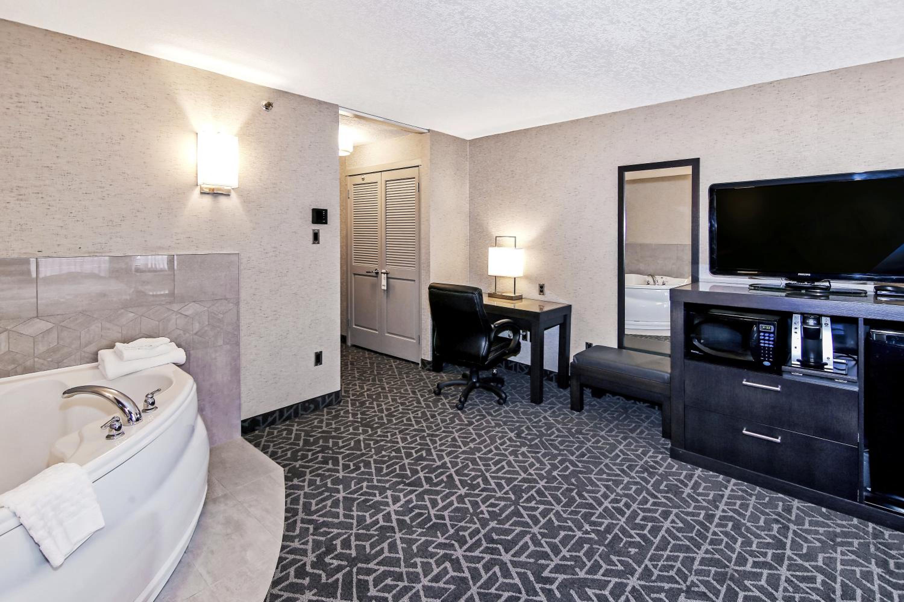 King Suite with Spa Bath and Sofa Bed - Photo 10