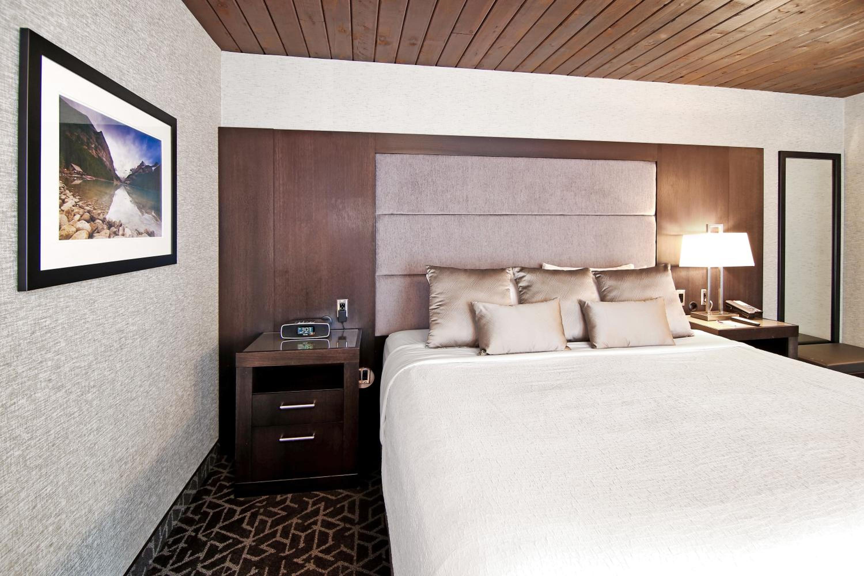 King Room - Non-Smoking - Photo 8