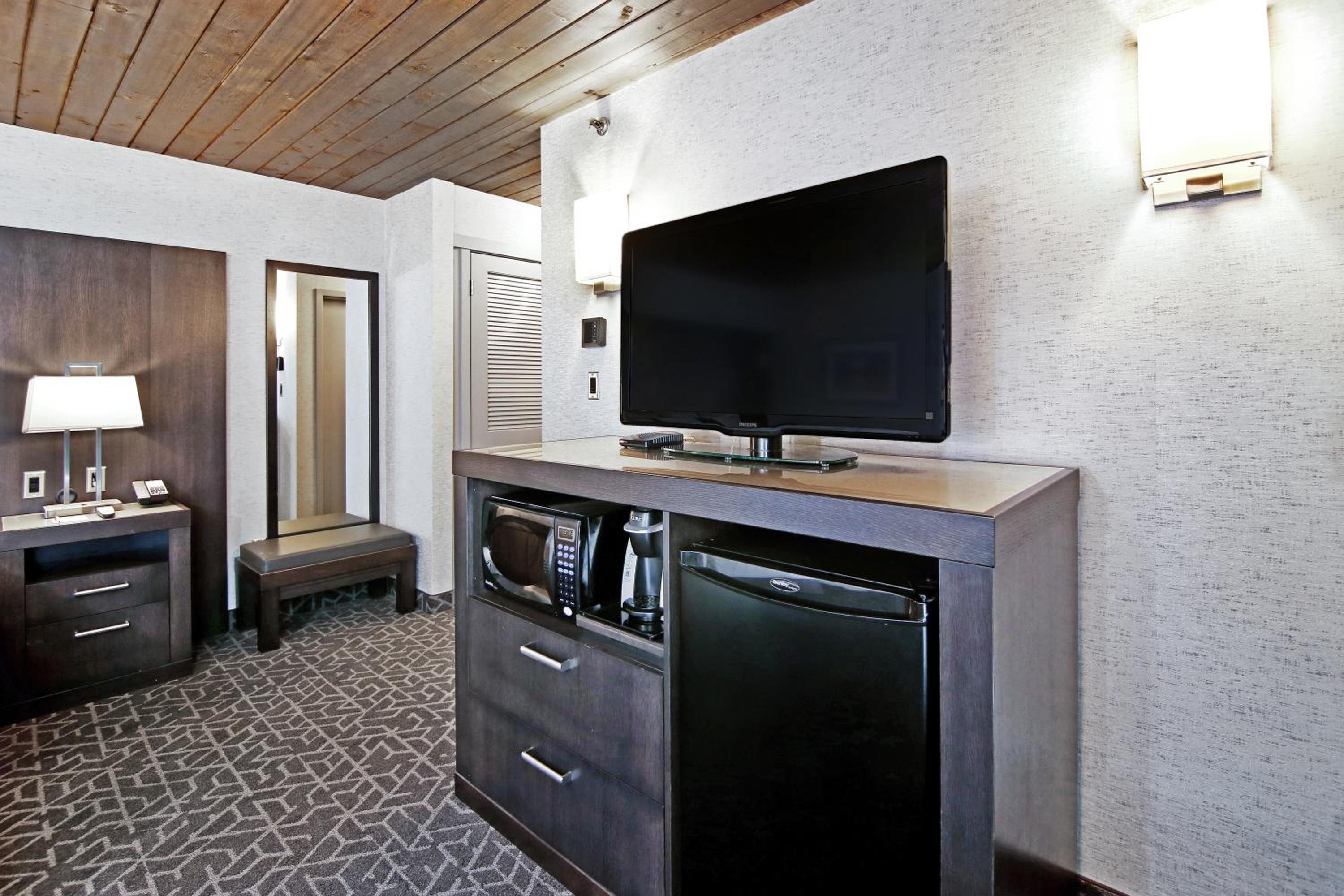 King Room - Non-Smoking - Photo 4