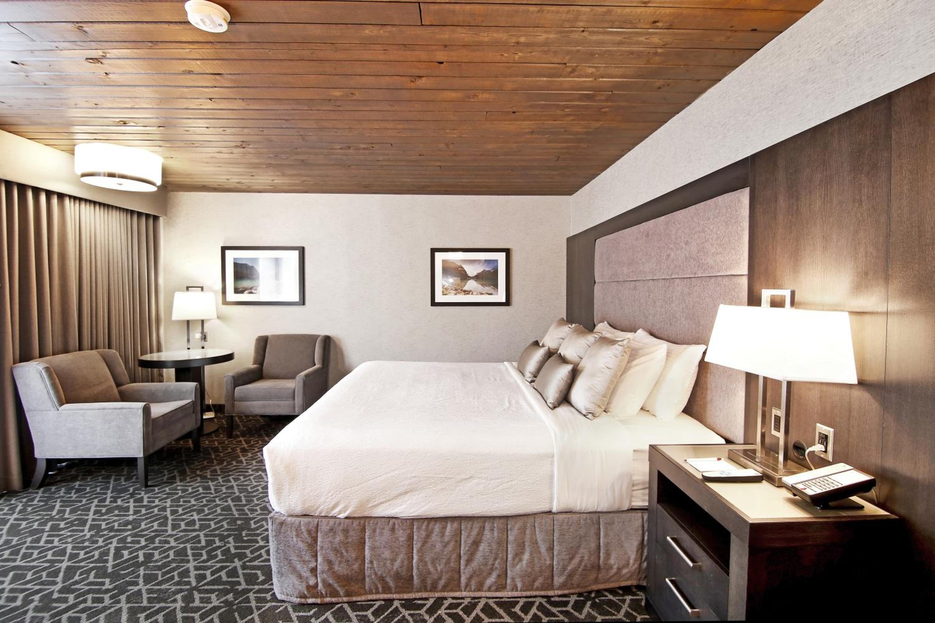 King Room - Non-Smoking - Photo 9
