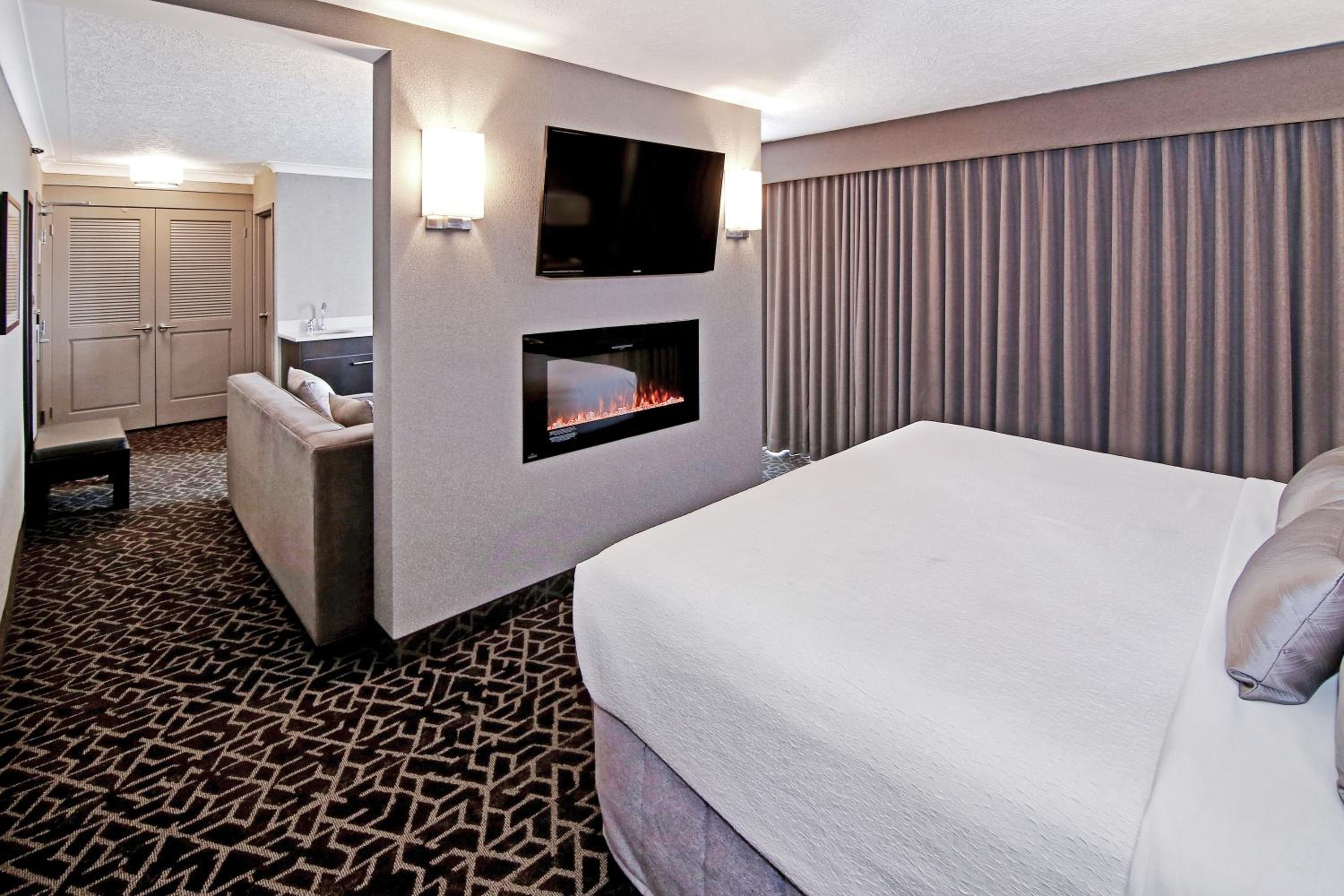 King Suite with Hot Tub - Photo 15