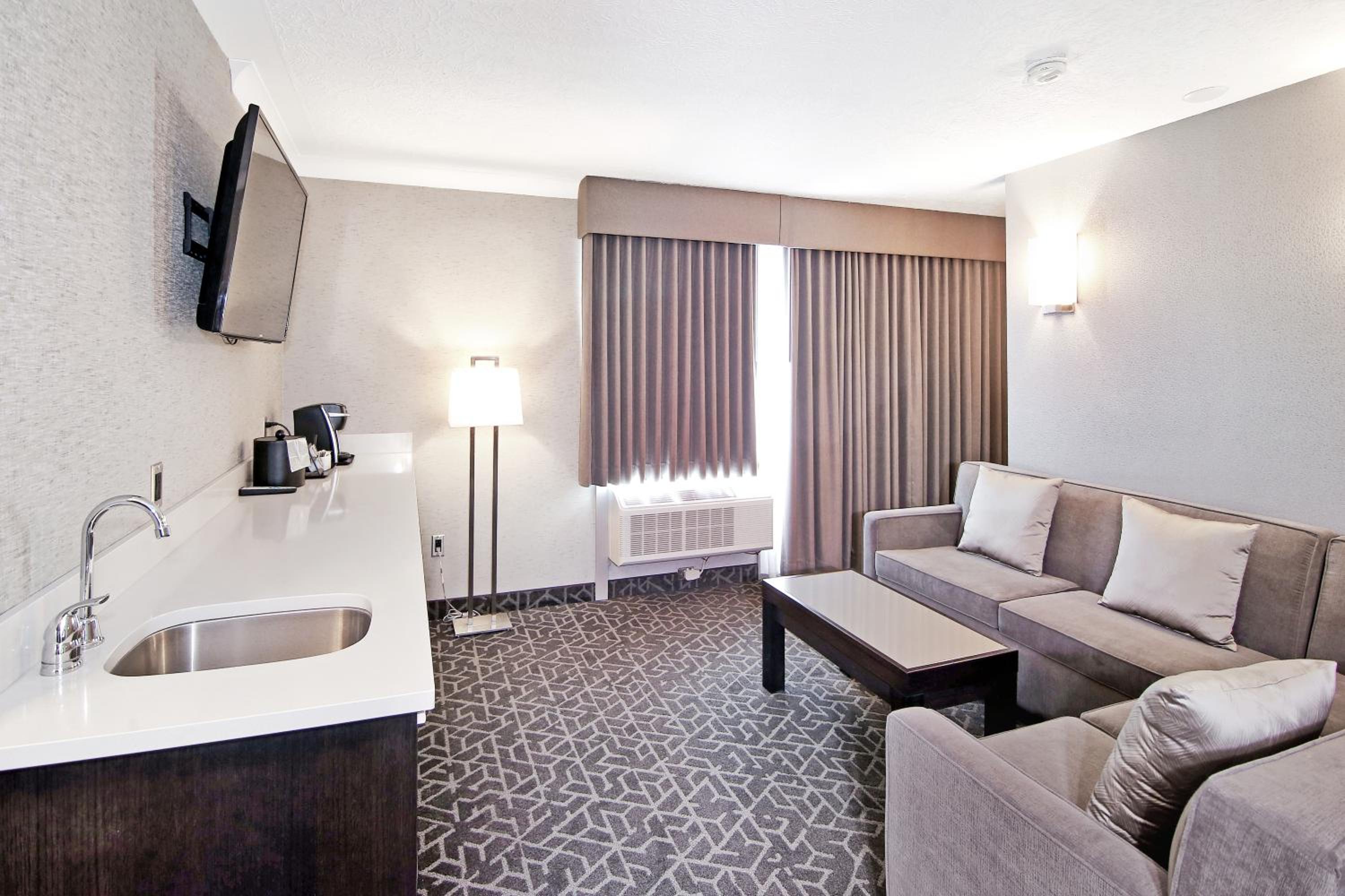 King Suite with Hot Tub - Photo 2