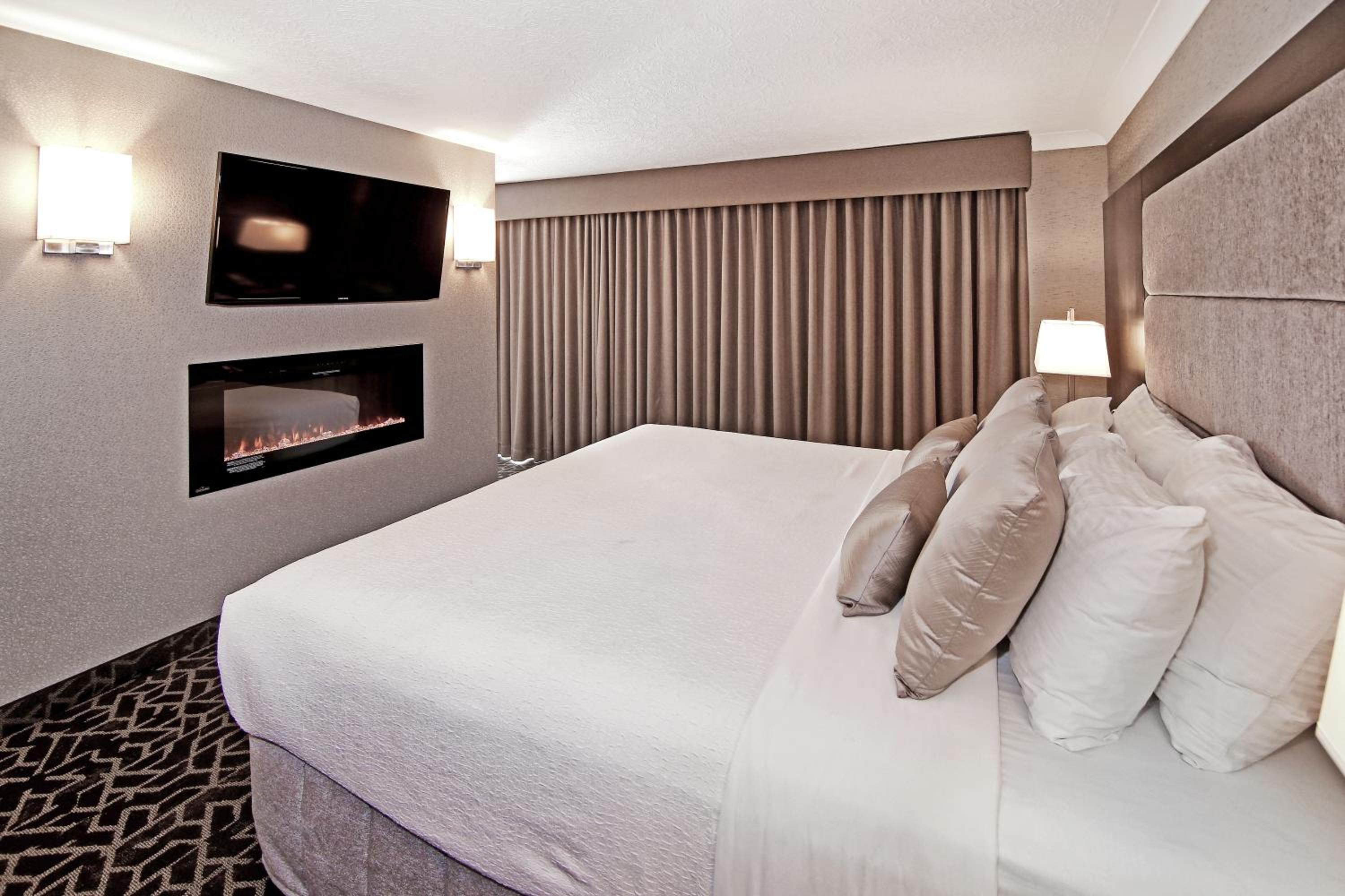 King Suite with Hot Tub - Photo 4