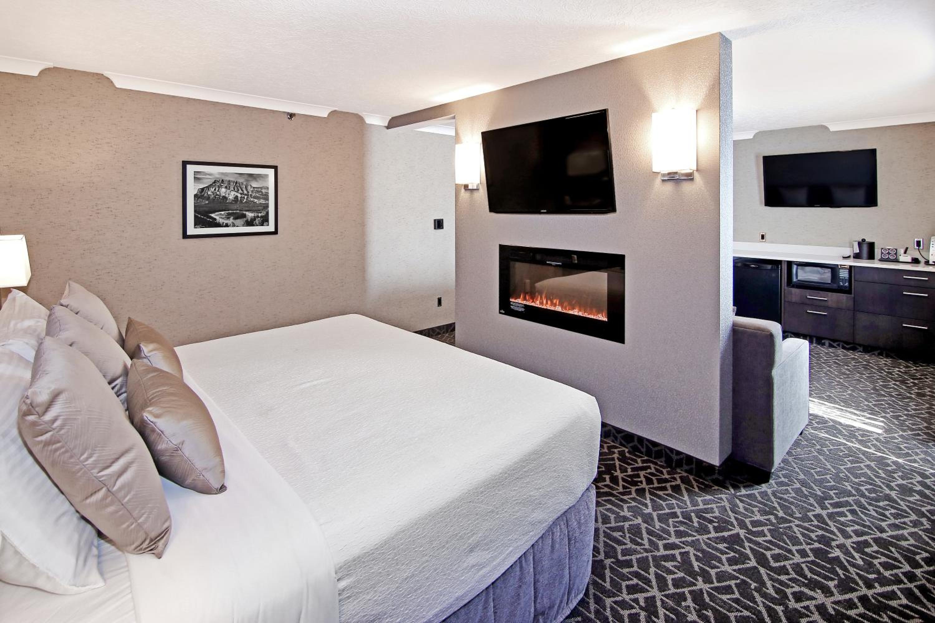 King Suite with Hot Tub - Photo 6