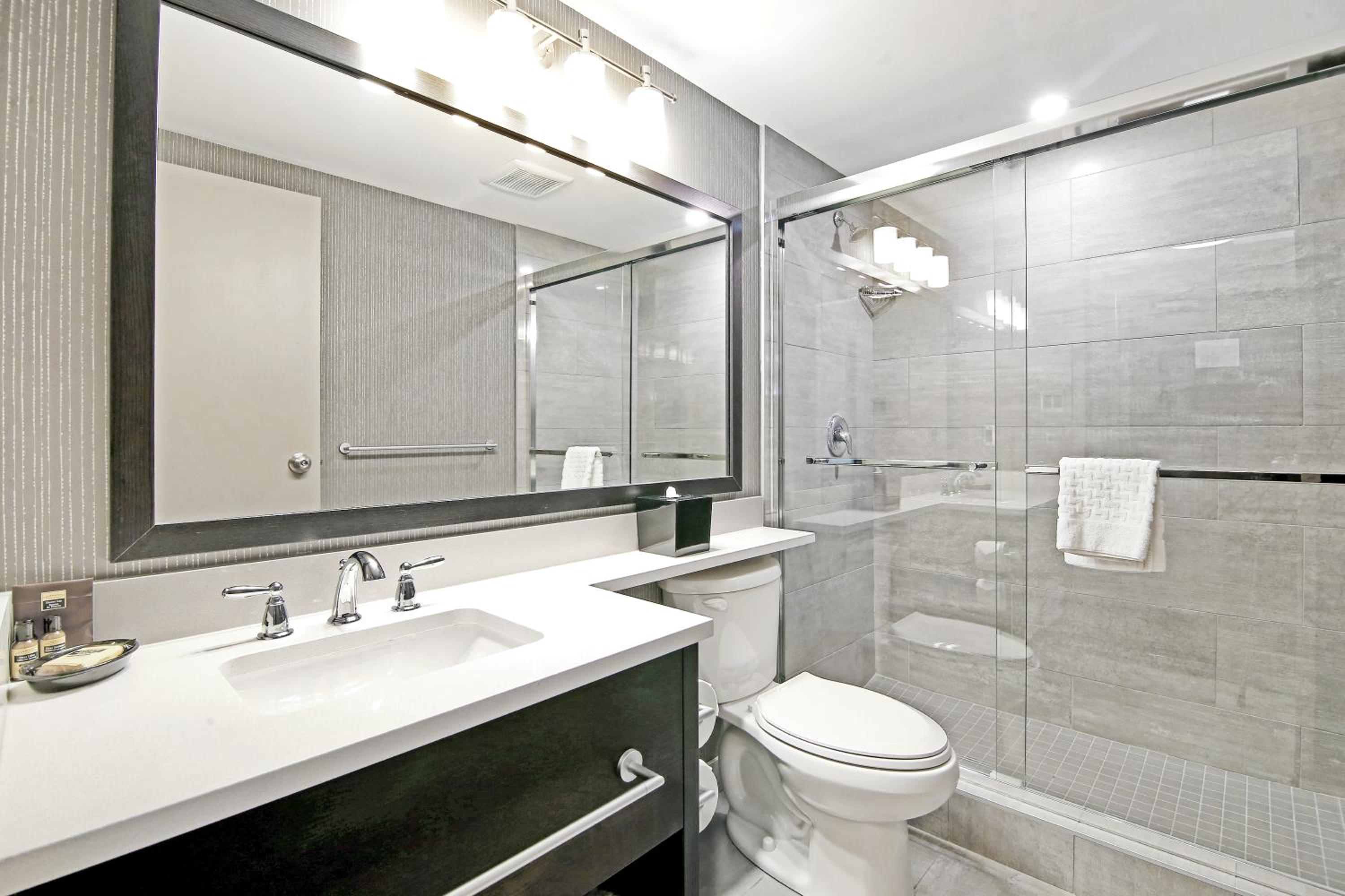 King Suite with Hot Tub - Photo 14