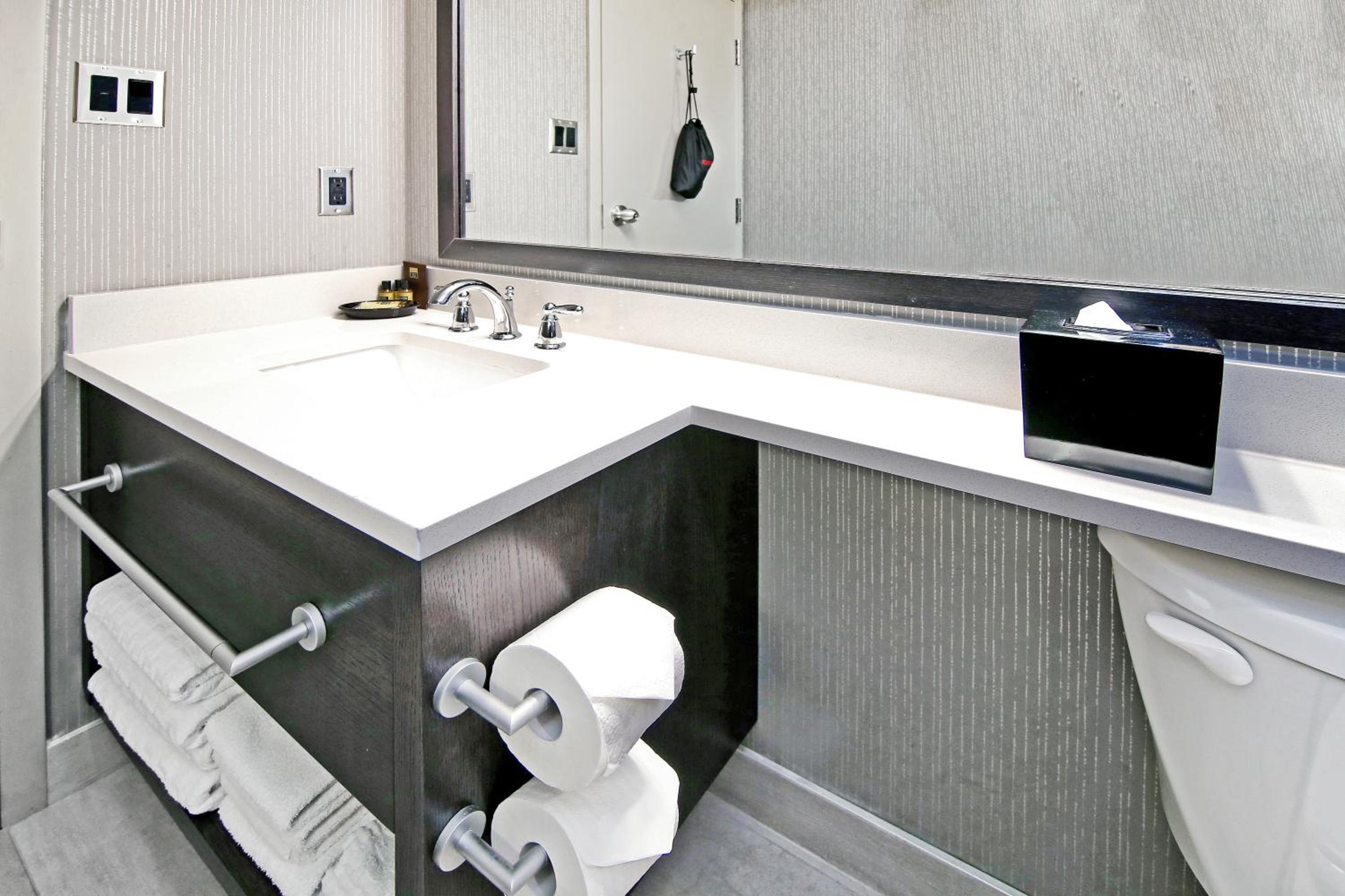 King Suite with Hot Tub - Photo 12
