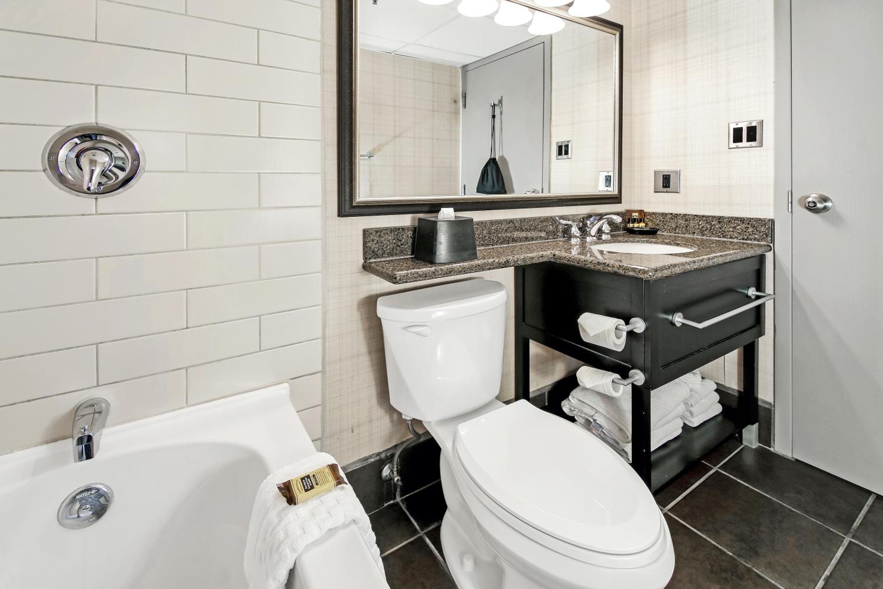 King Suite with Spa Bath - Photo 10