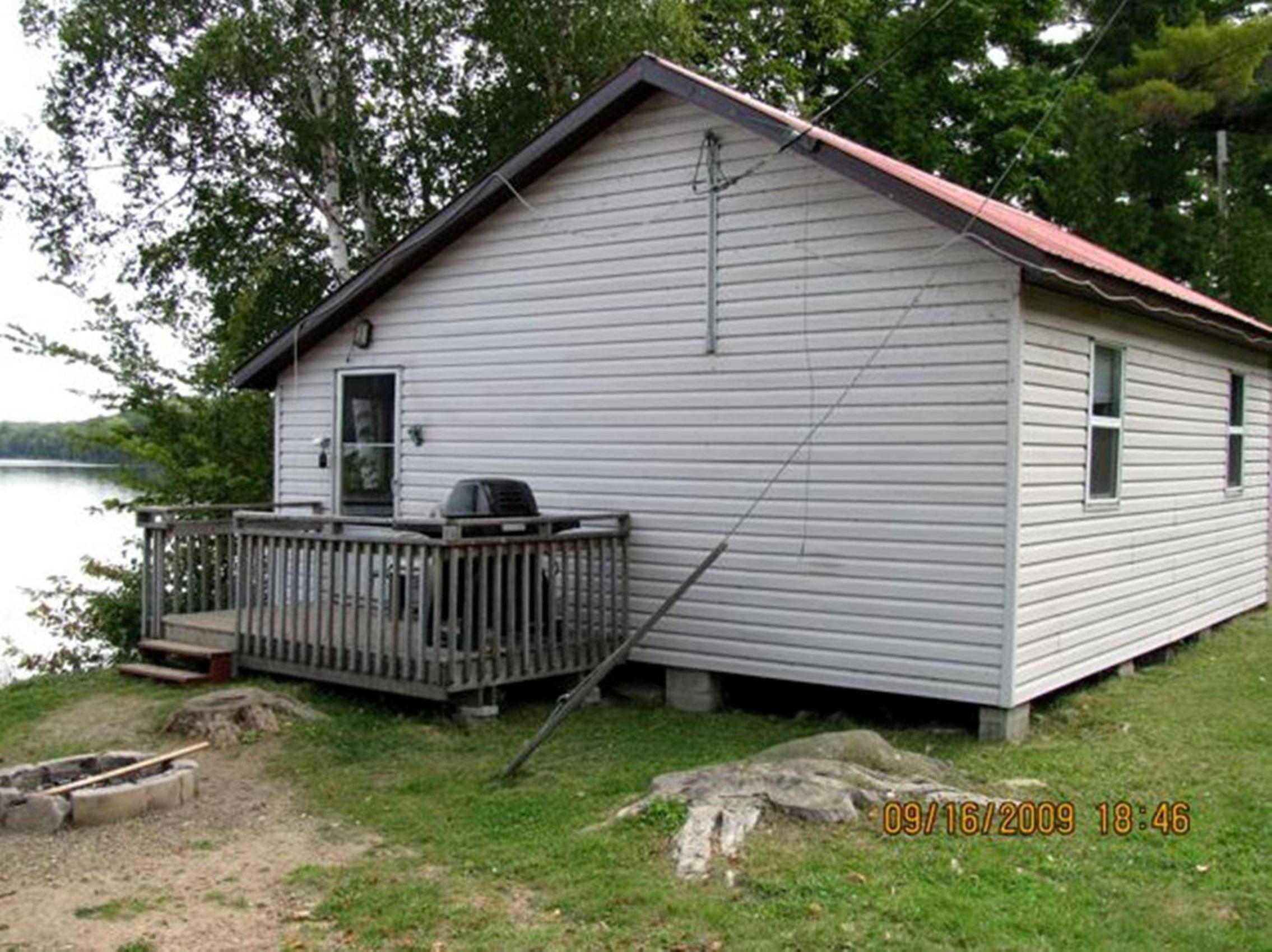 Deluxe Two-Bedroom Cottage photo 2