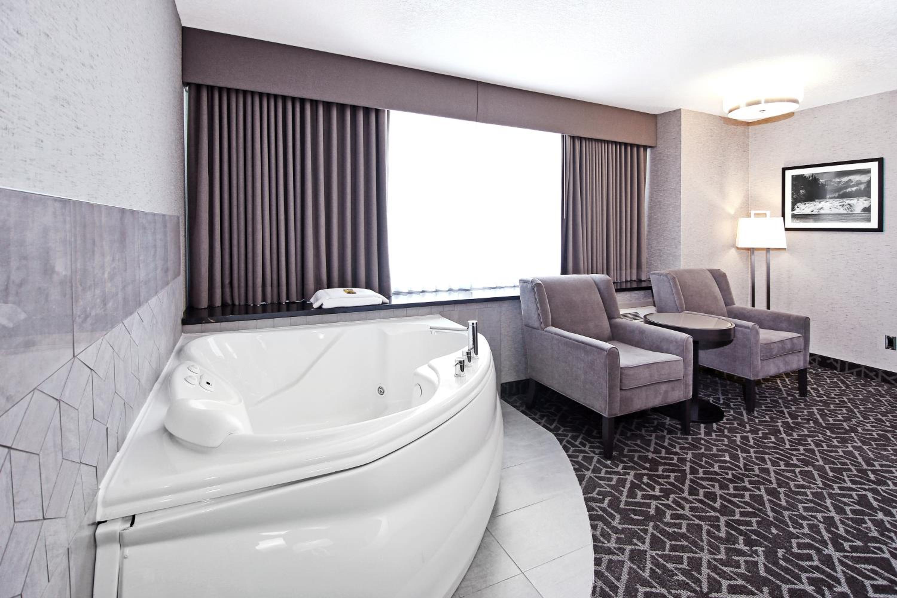 King Suite with Spa Bath - Photo 8