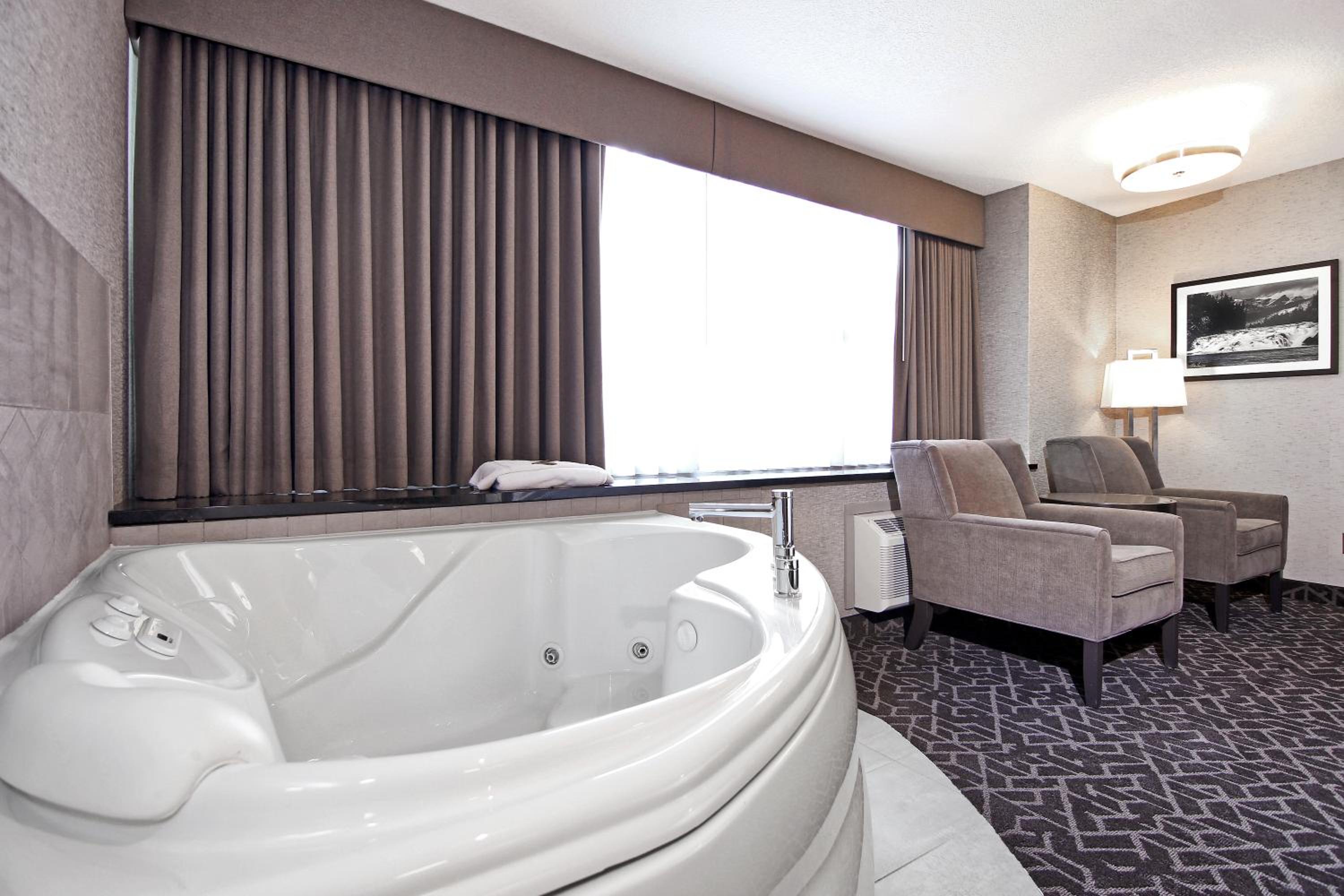 King Suite with Spa Bath - Photo 5