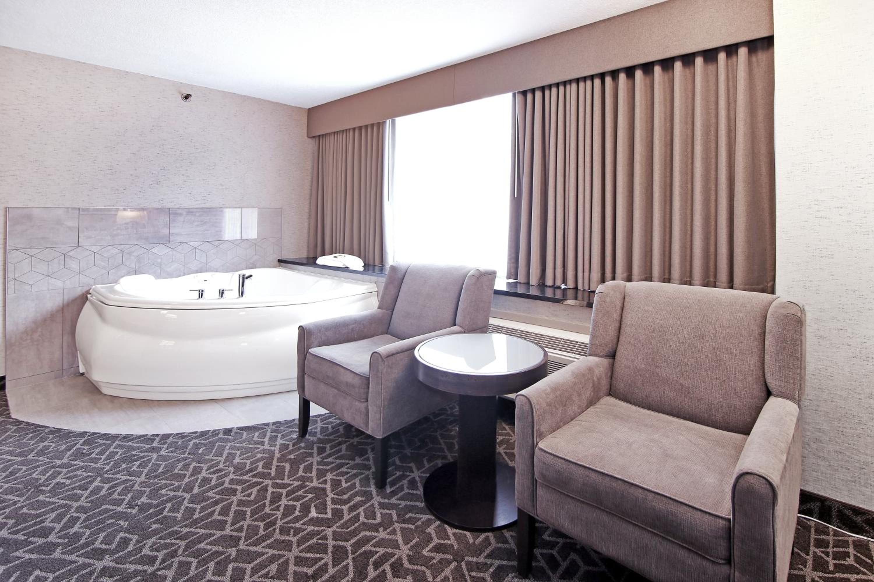 King Suite with Spa Bath - Photo 4