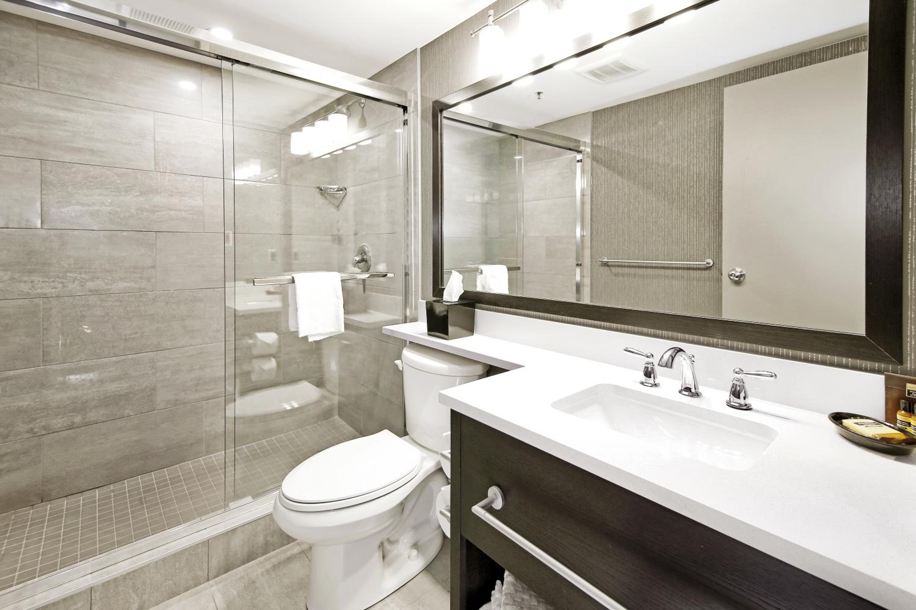 King Suite with Spa Bath - Photo 3