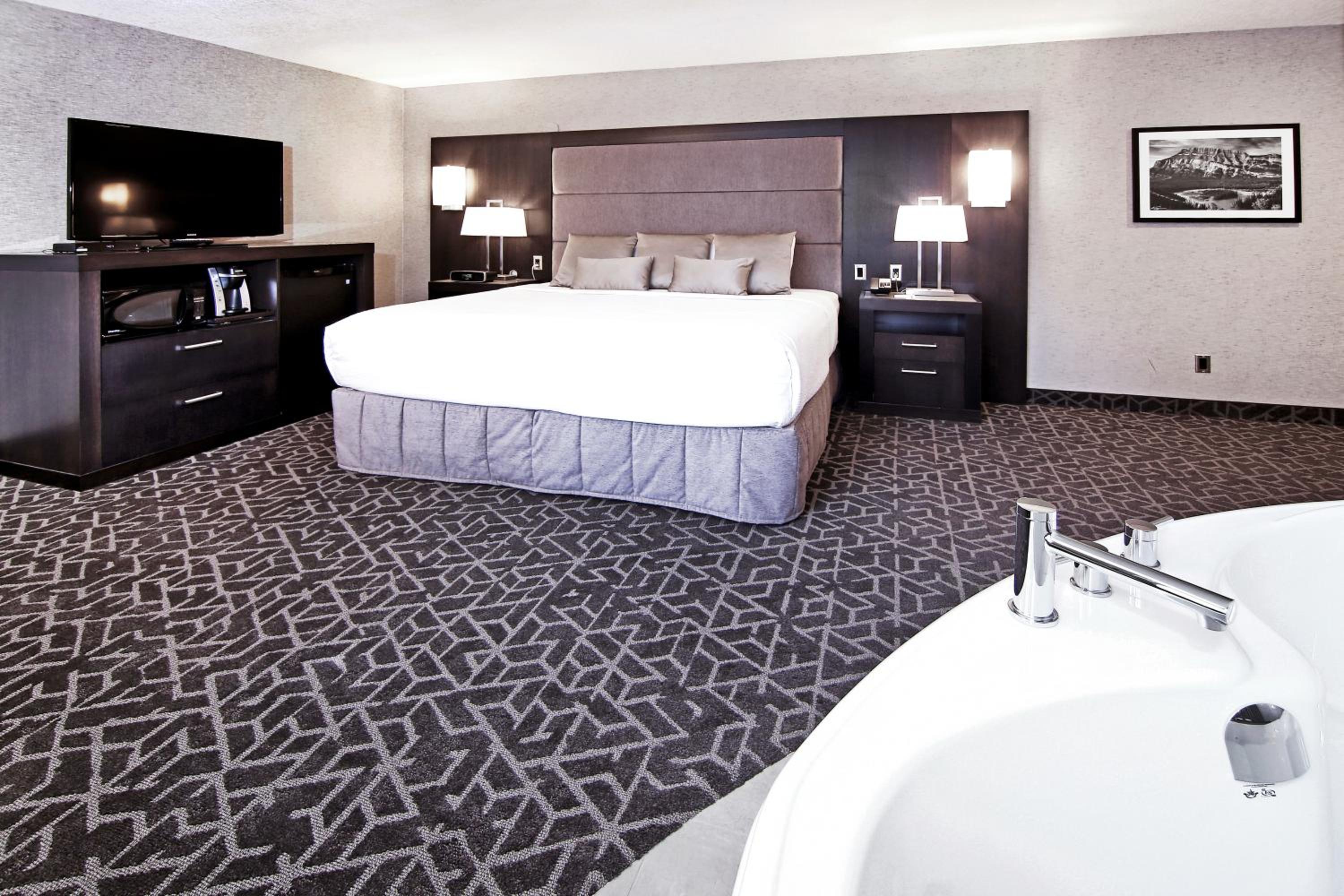 King Suite with Spa Bath - Photo 2