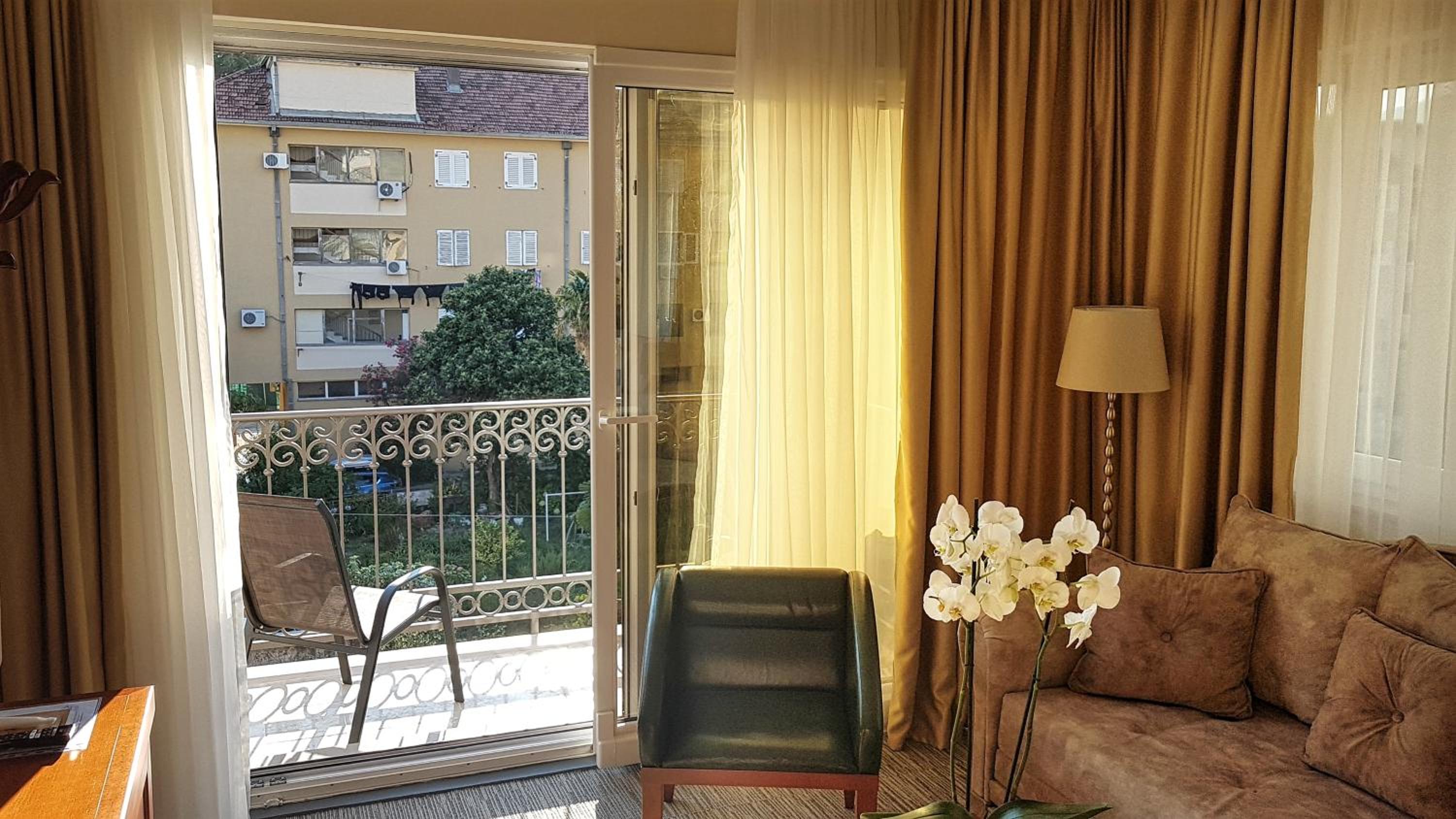 Studio with Balcony - Photo 3