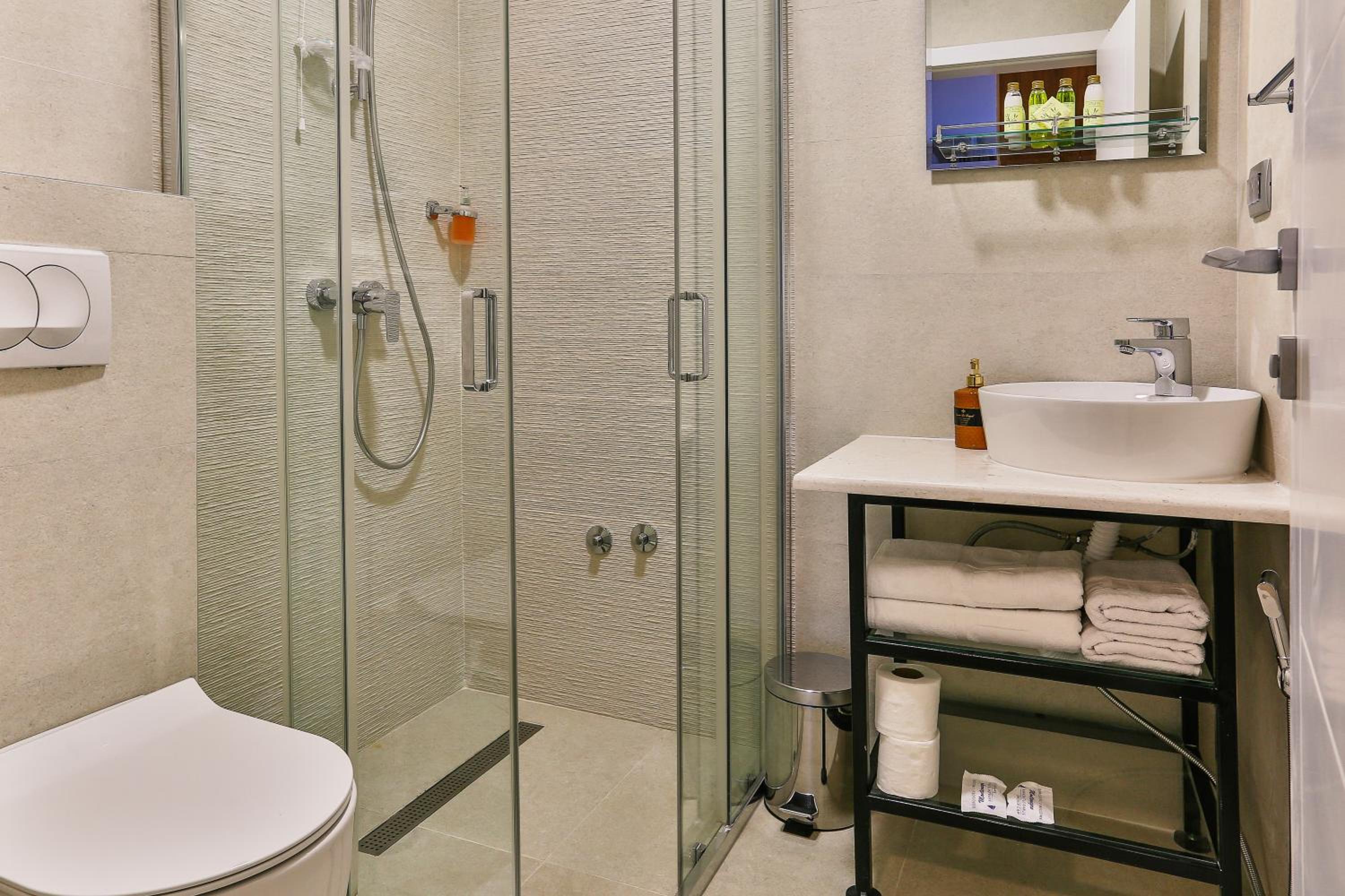 One-Bedroom Suite - Photo 7