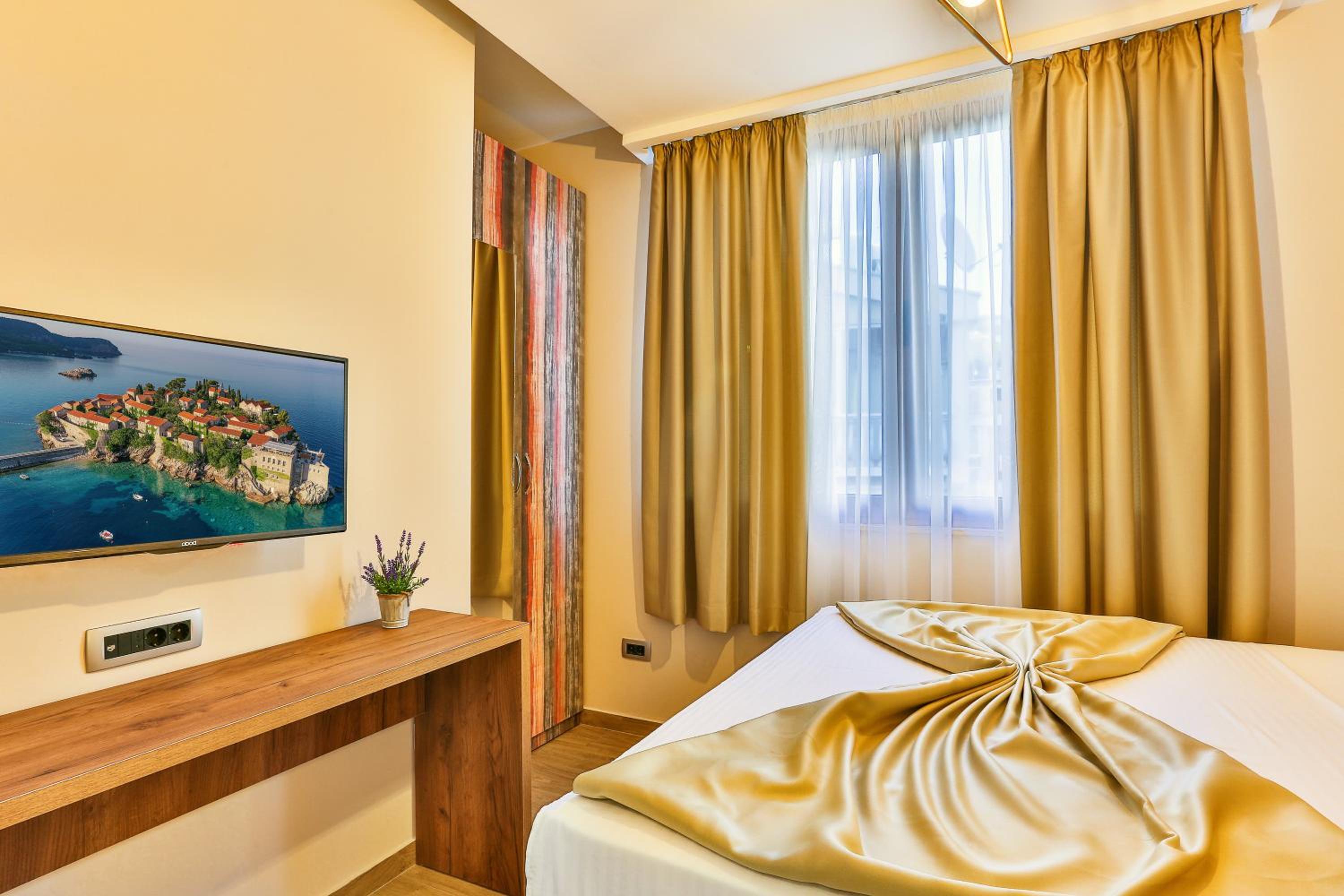 One-Bedroom Suite - Photo 6