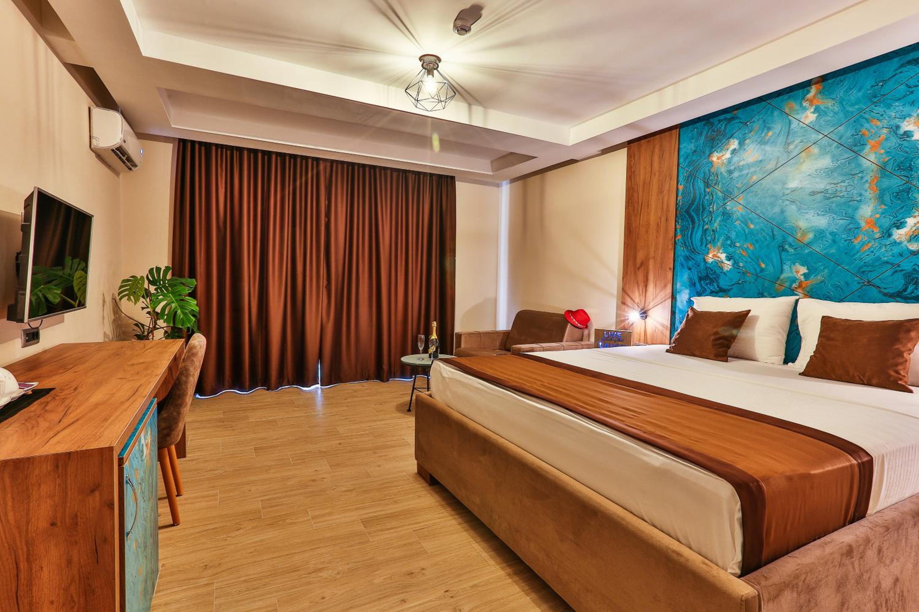 Deluxe Double Room with Balcony and Sea View - Photo 11