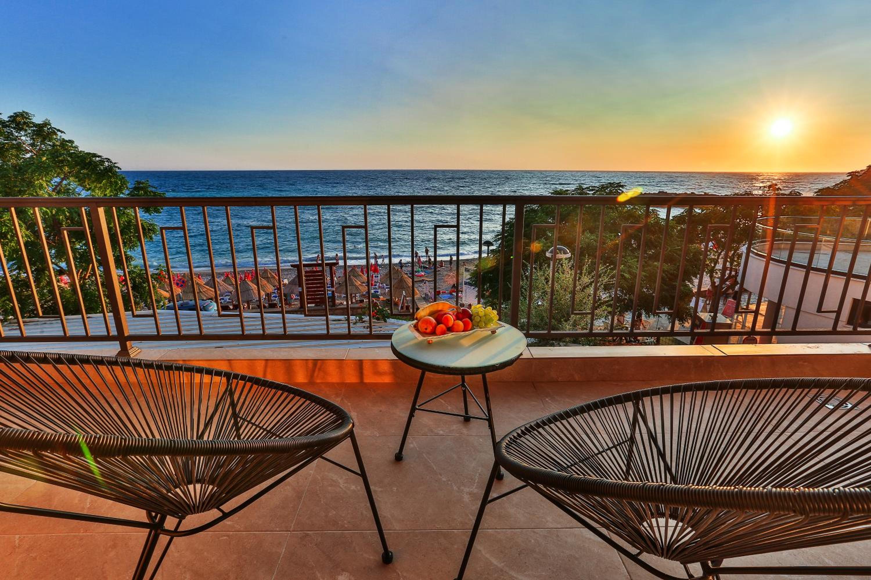 Deluxe Double Room with Balcony and Sea View - Photo 13