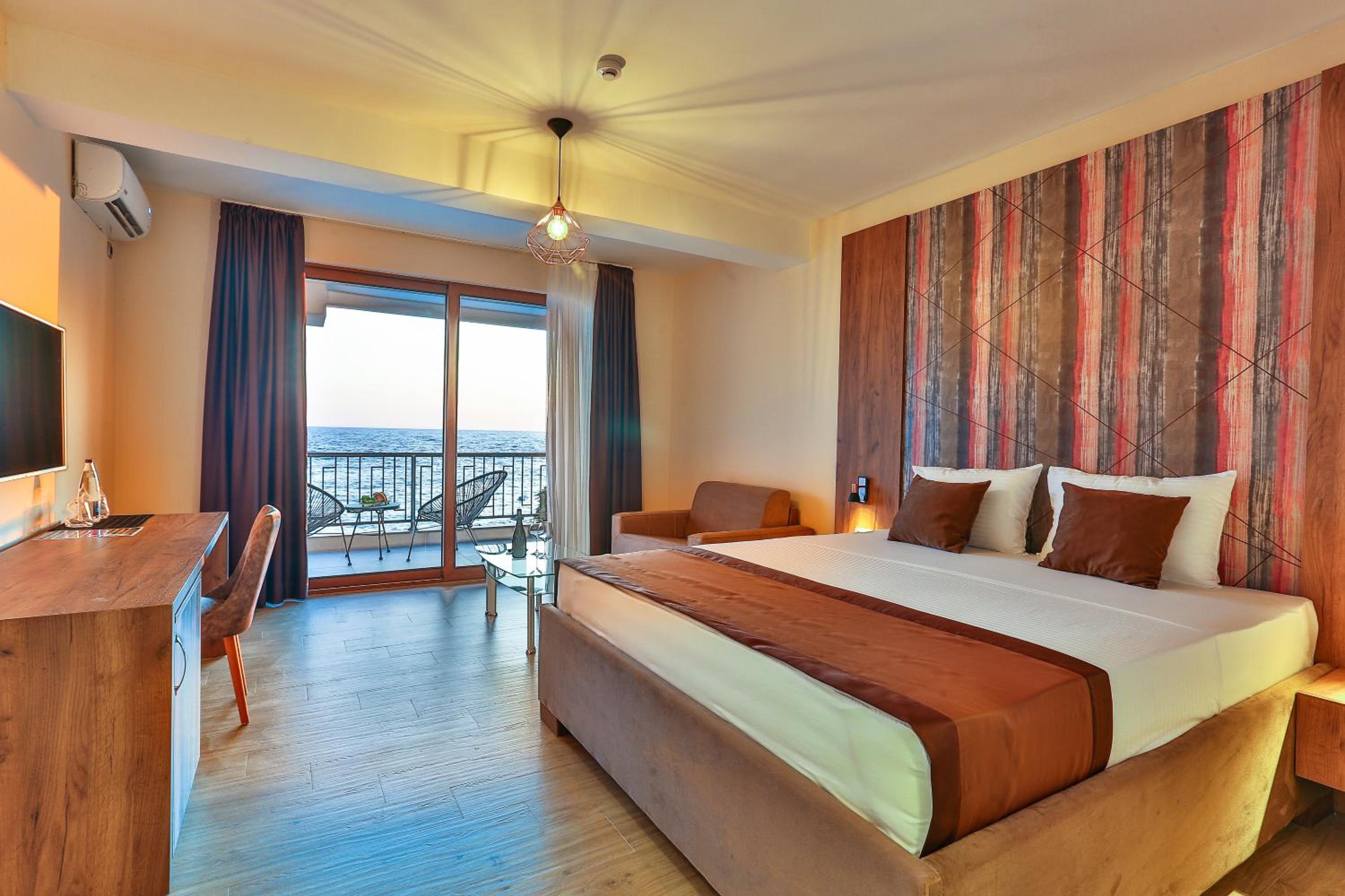 Deluxe Double Room with Balcony and Sea View - Photo 1