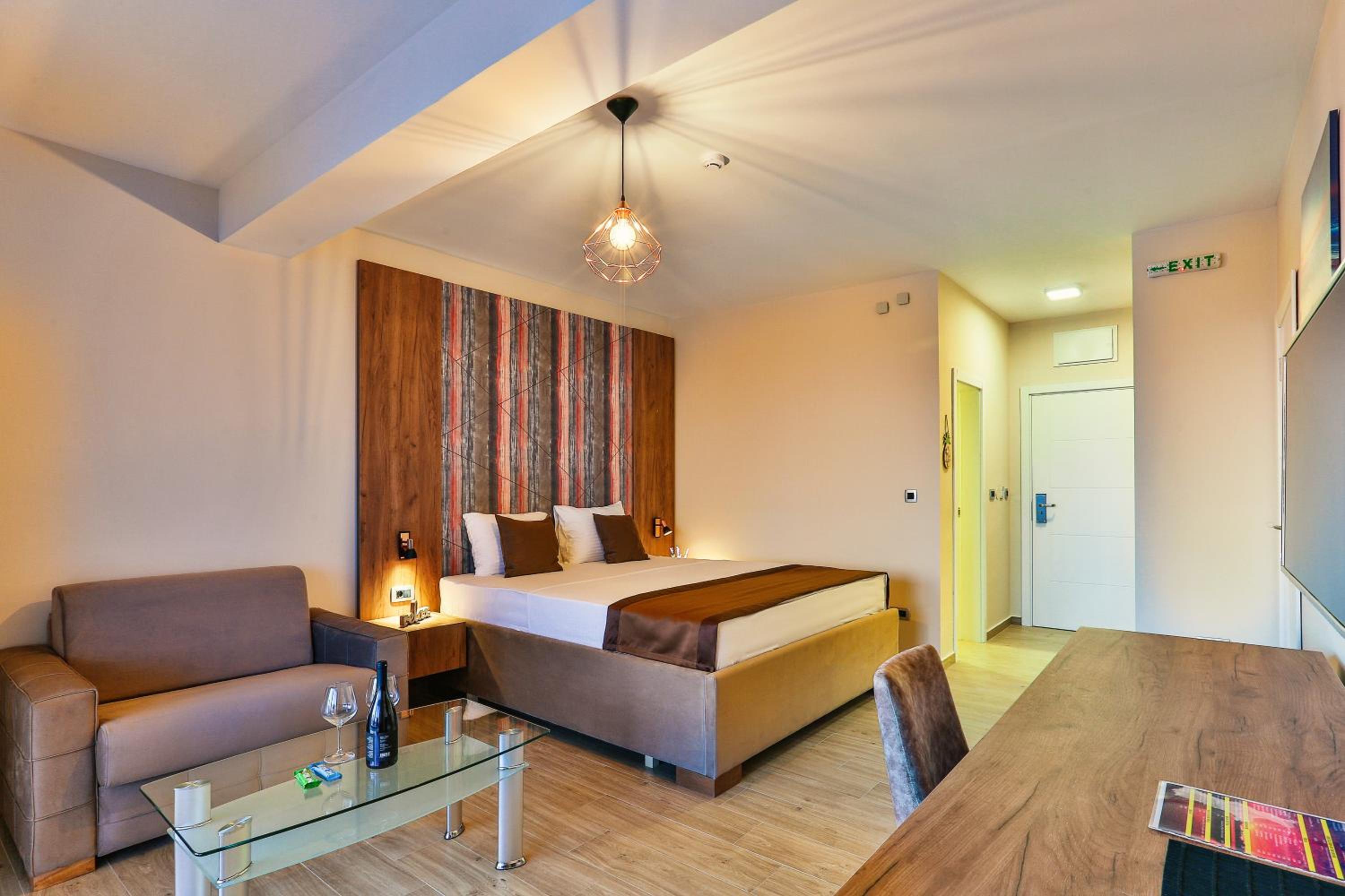 Deluxe Double Room with Balcony and Sea View - Photo 16