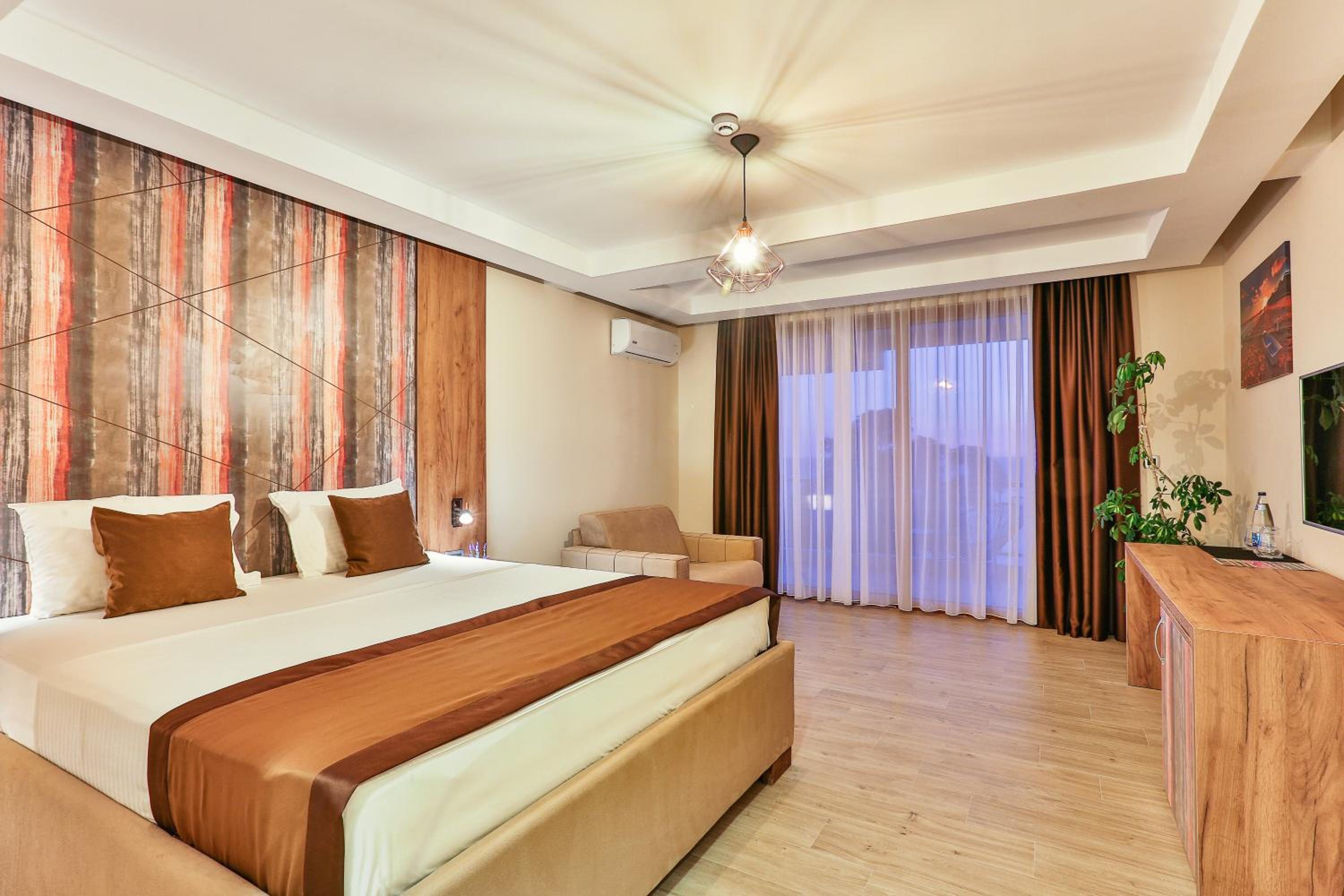 Deluxe Double Room with Balcony and Sea View - Photo 12