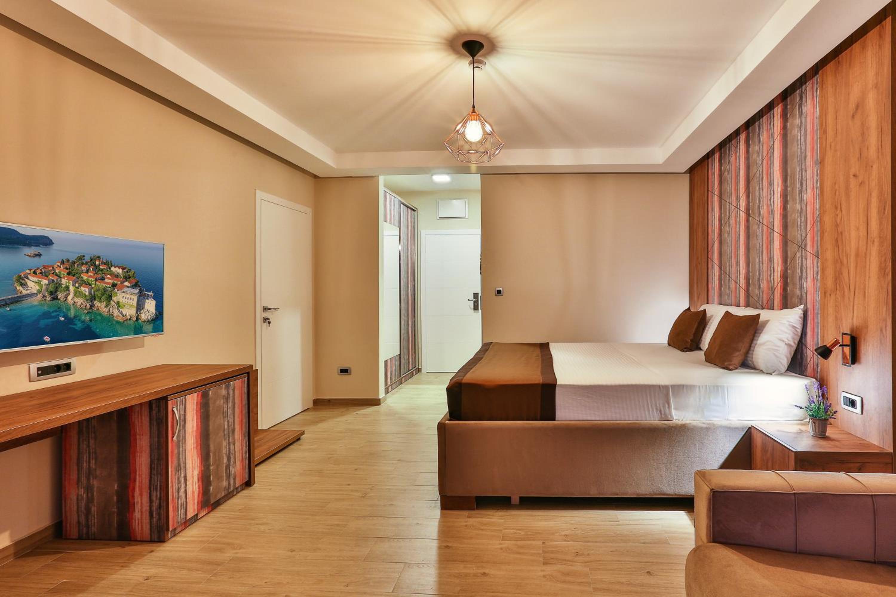 Deluxe Double Room with Balcony and Sea View - Photo 14