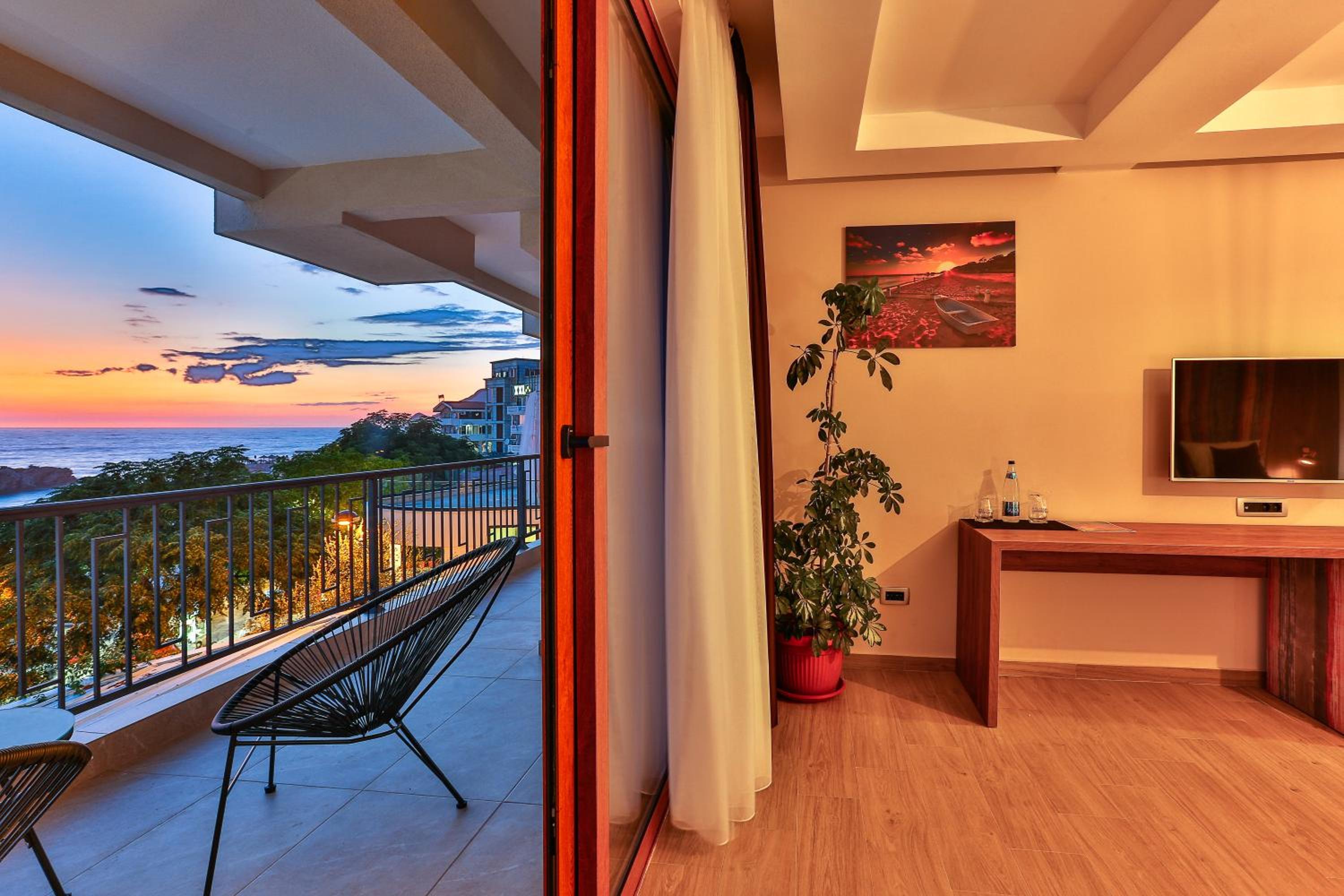 Deluxe Double Room with Balcony and Sea View - Photo 2