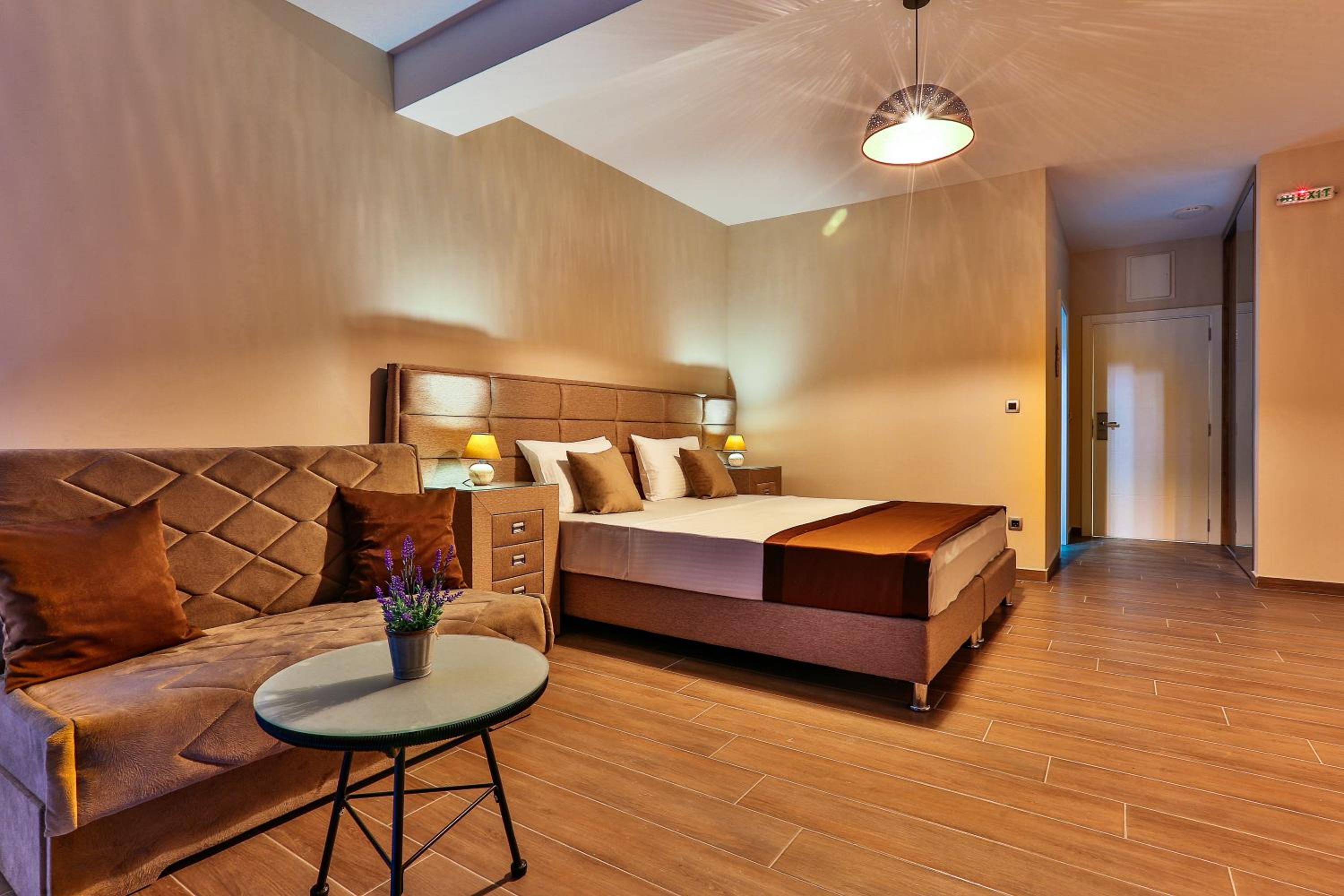 Deluxe Double Room with Balcony and Sea View - Photo 18