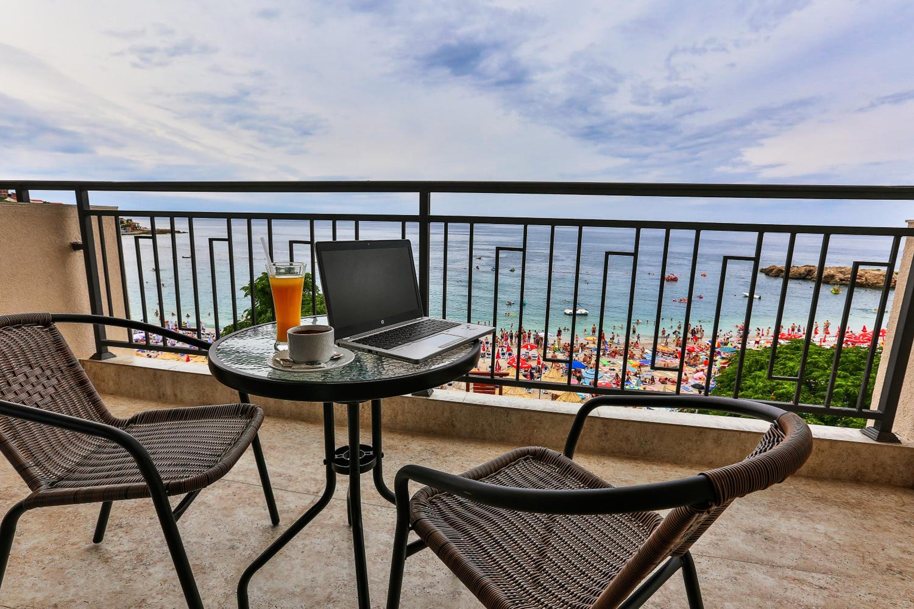 Deluxe Double Room with Balcony and Sea View - Photo 4