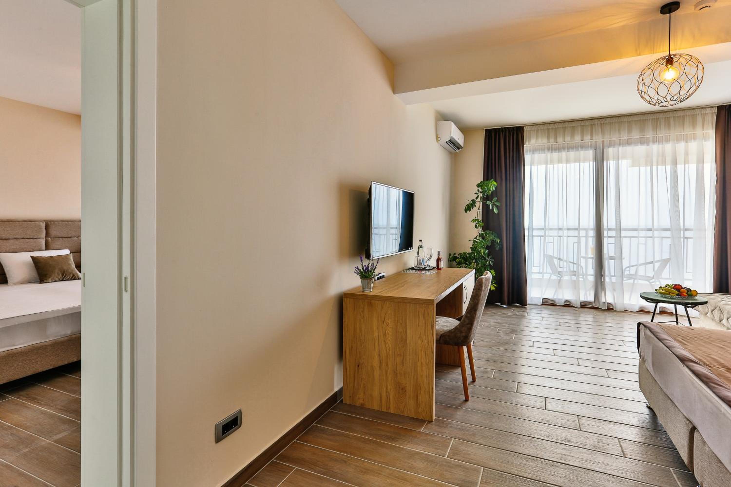 Deluxe Double Room with Balcony and Sea View - Photo 21
