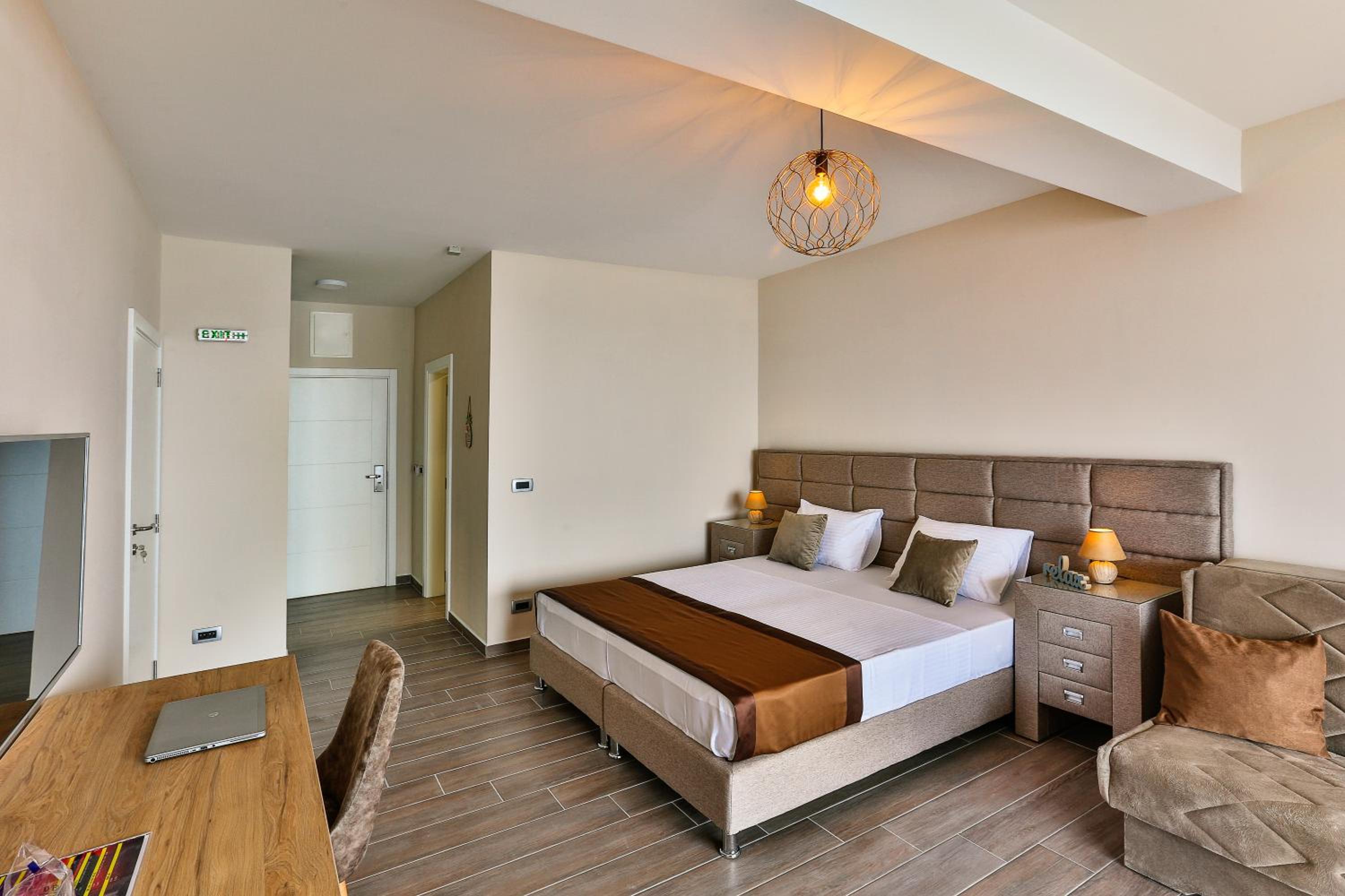 Deluxe Double Room with Balcony and Sea View - Photo 19