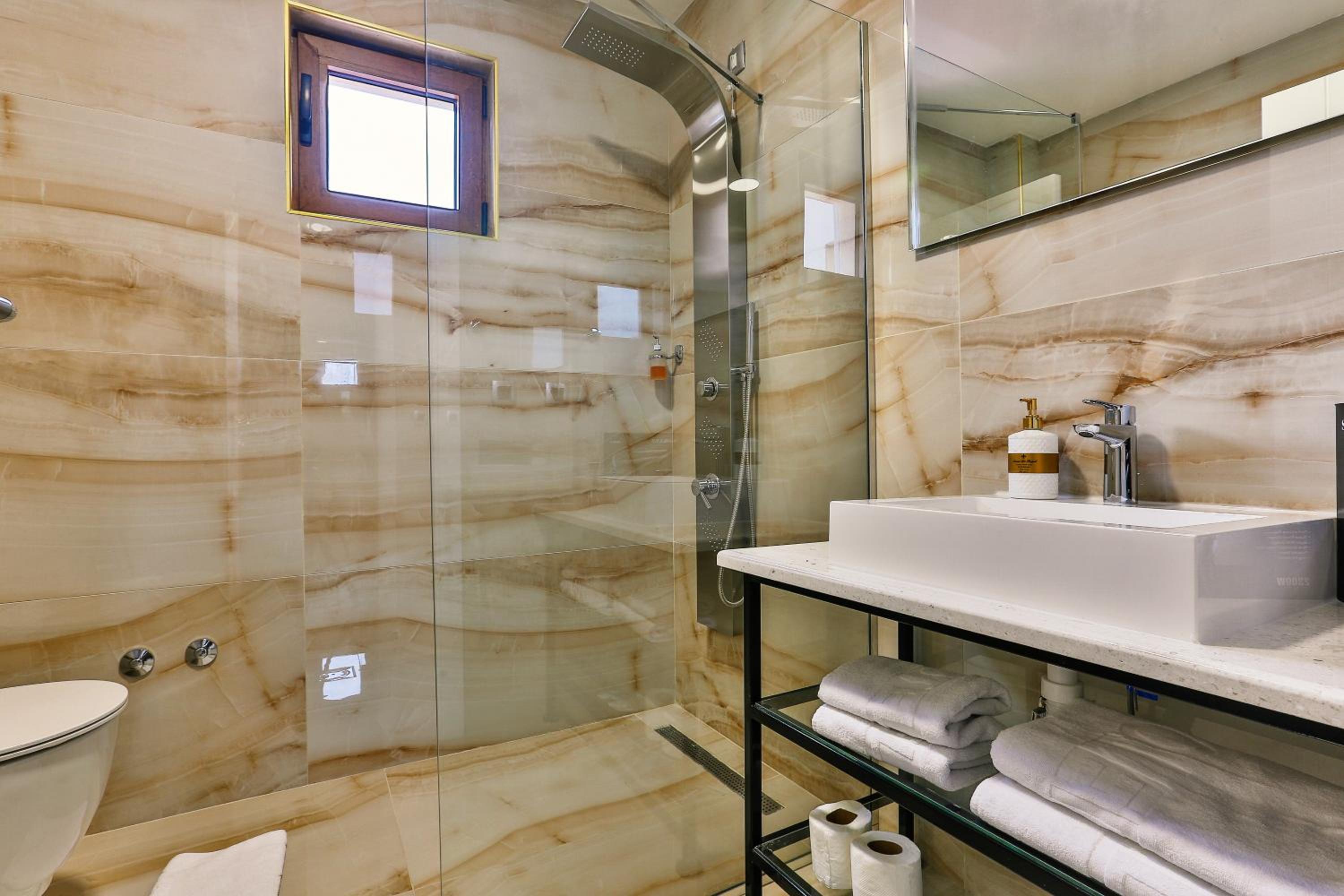 Superior Suite with Sea View - Photo 9