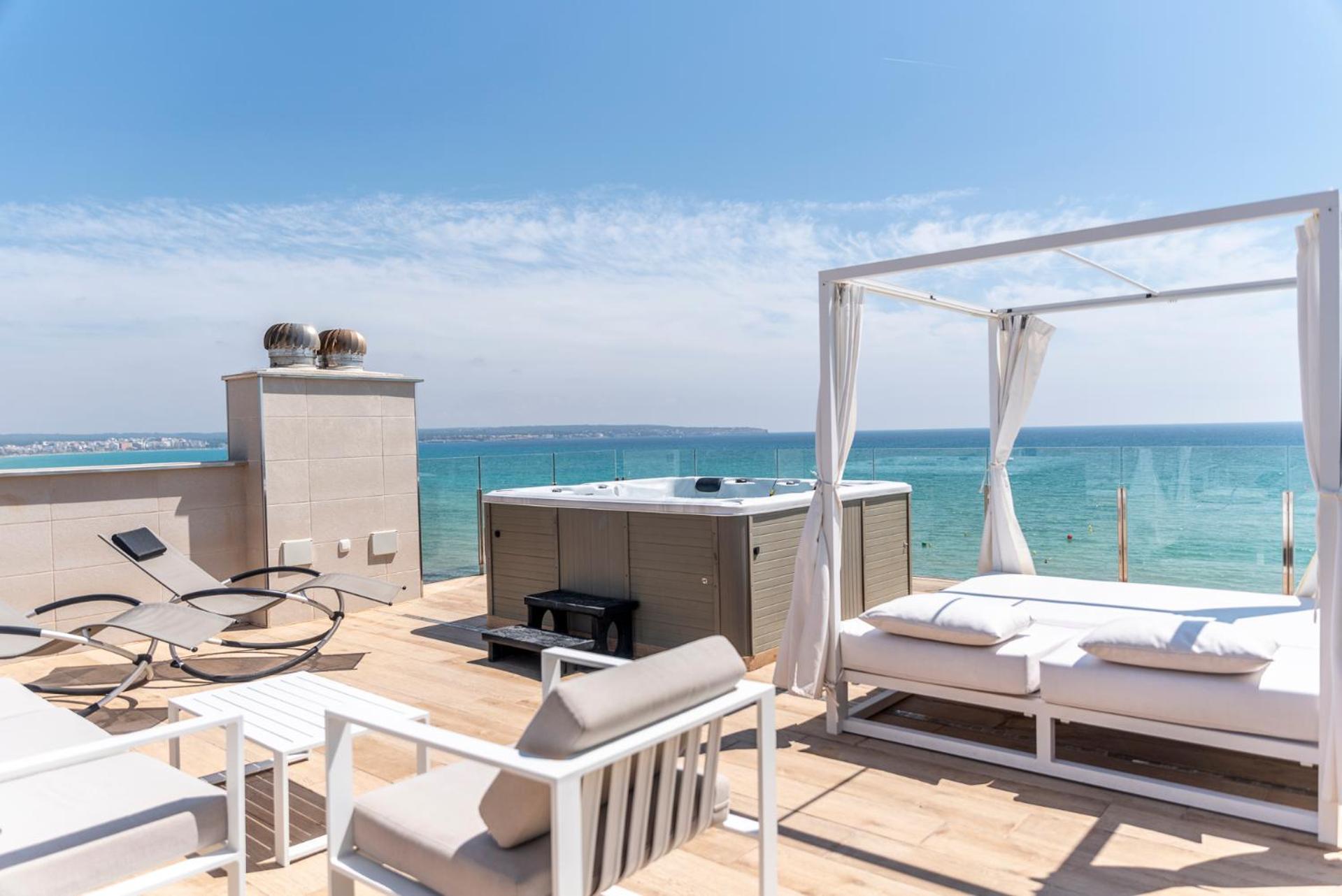 Premium Penthouse Two-Bedroom Apartment with Sea View photo 2