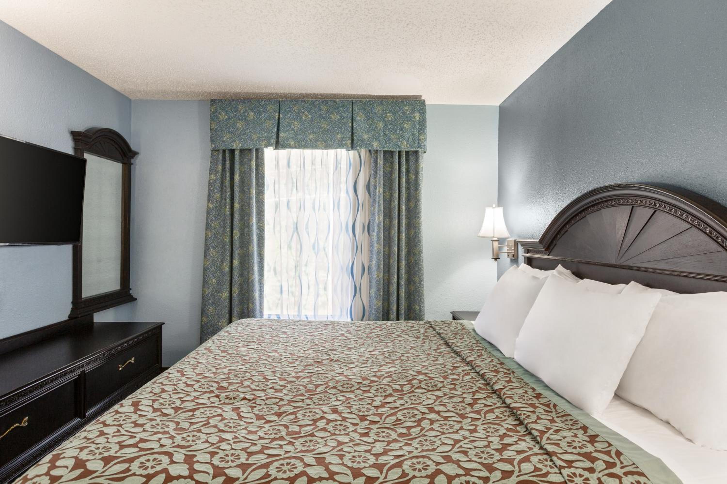 Deluxe King Suite photo 3
