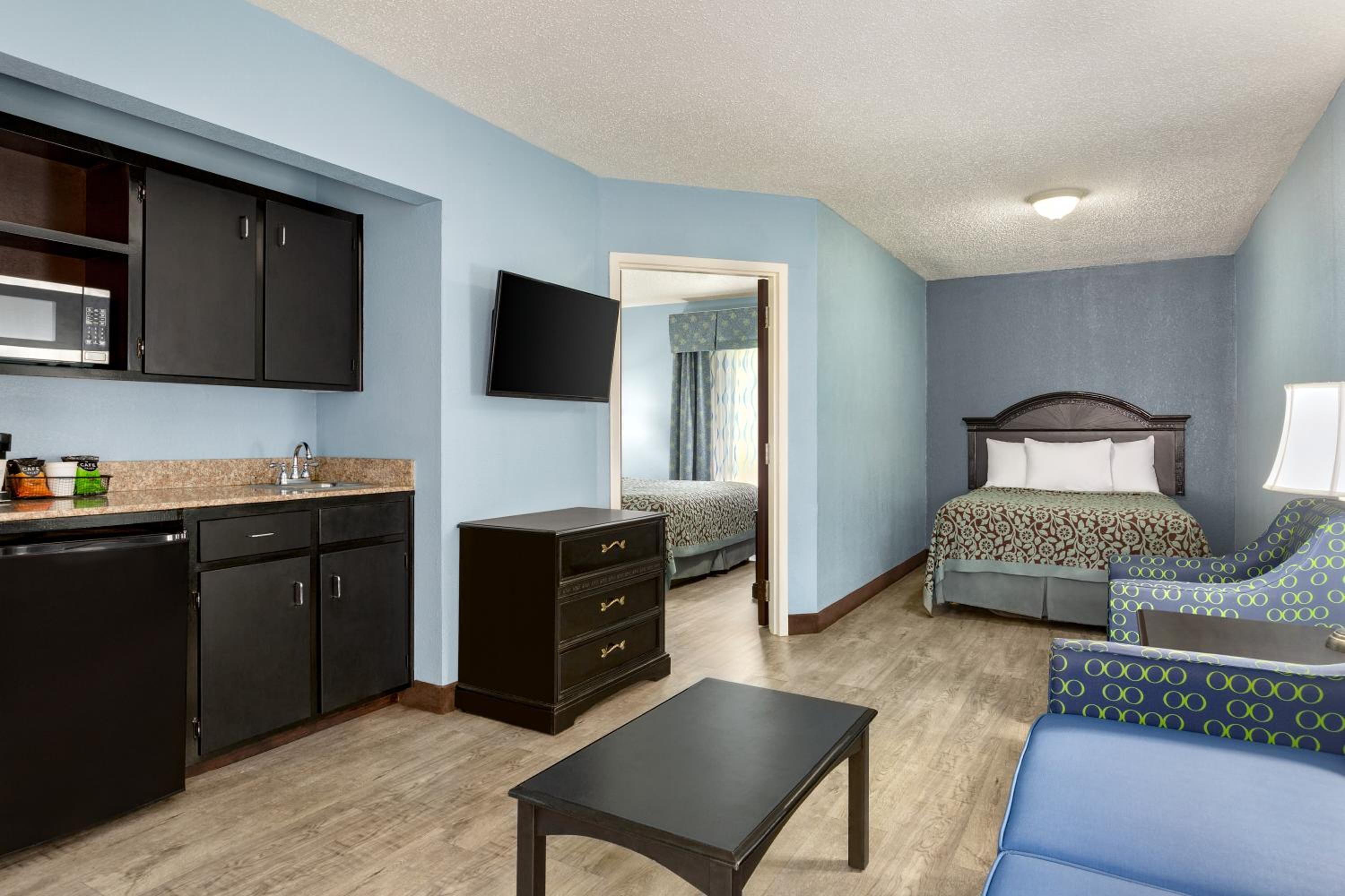 Deluxe King Suite photo 2