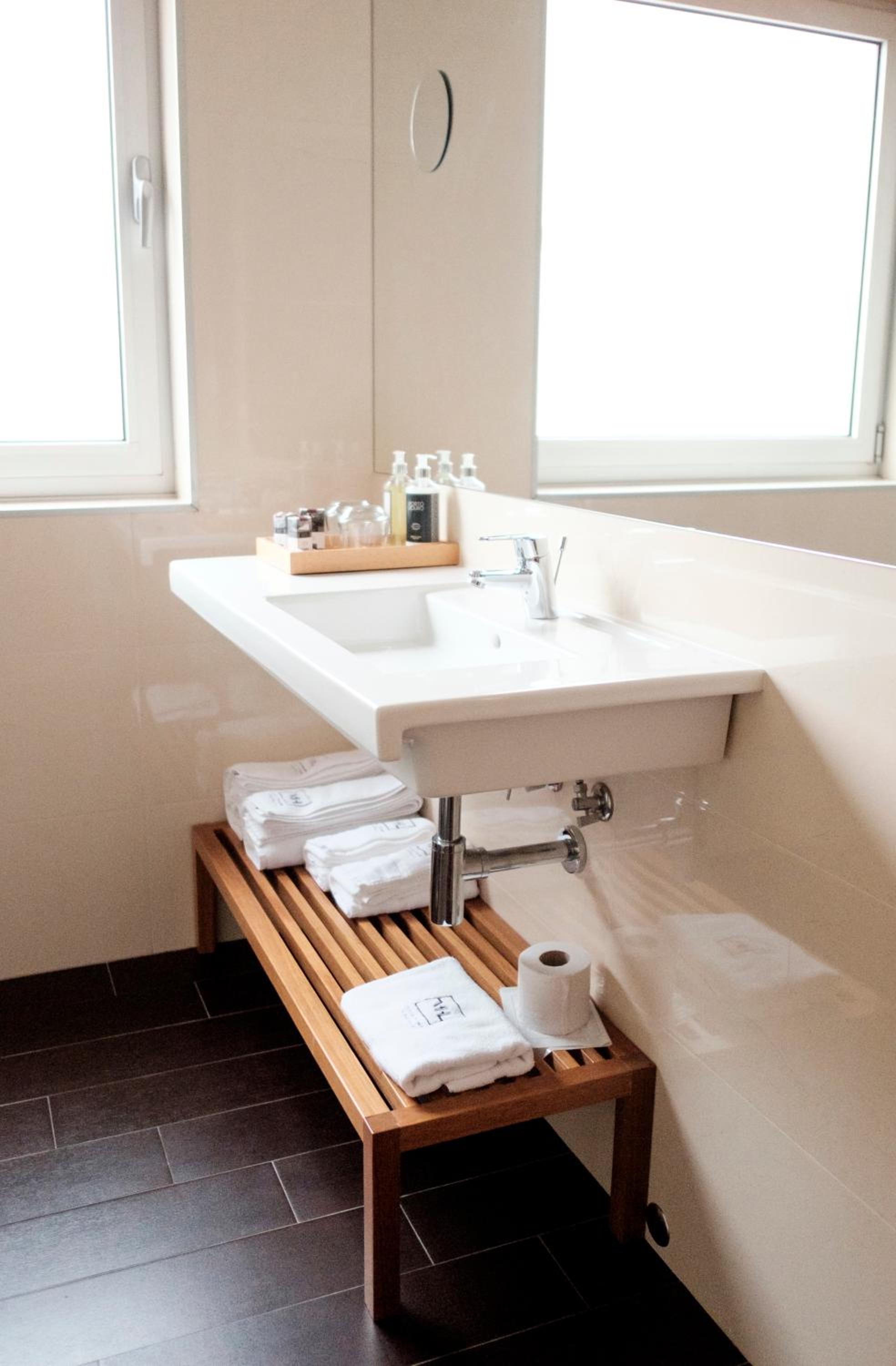 Standard Twin Room - Photo 4
